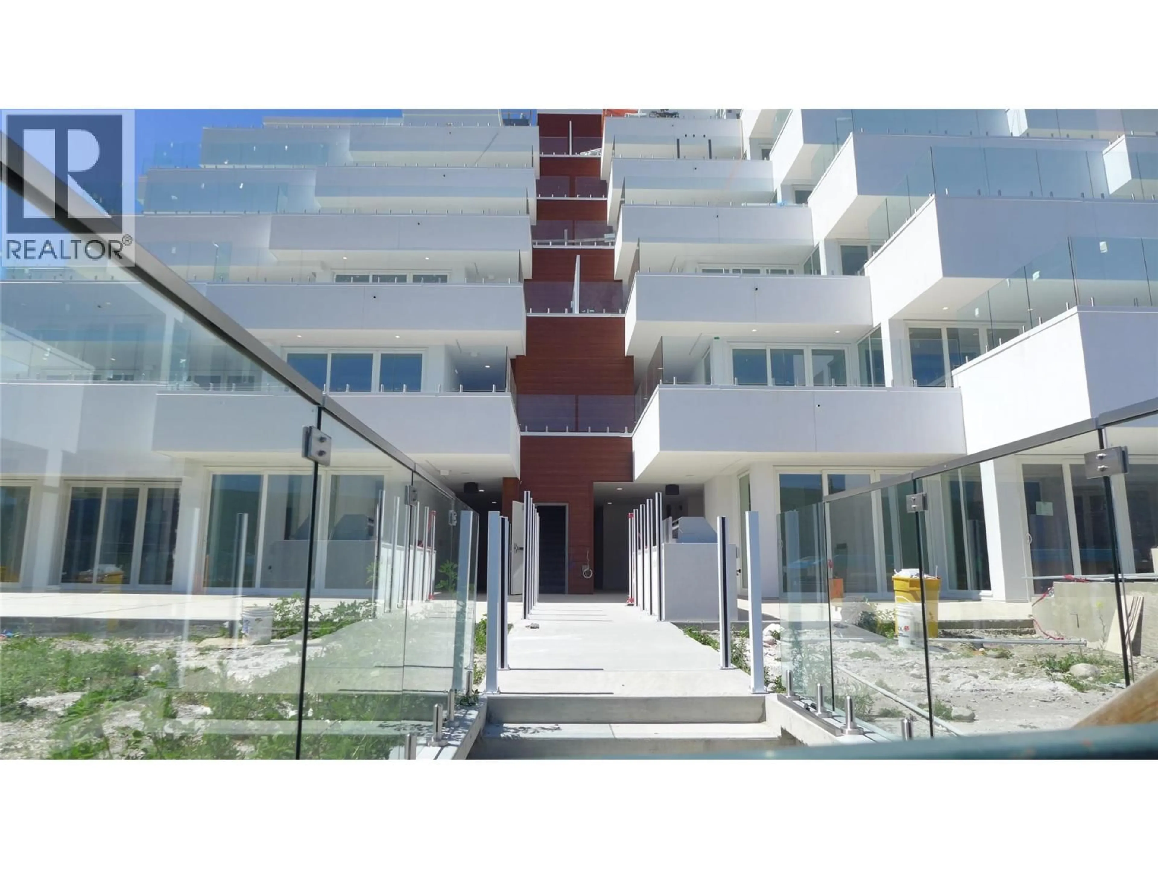 Indoor foyer for 101 - 13419 LAKESHORE DRIVE SOUTH, Summerland British Columbia V0H1Z1