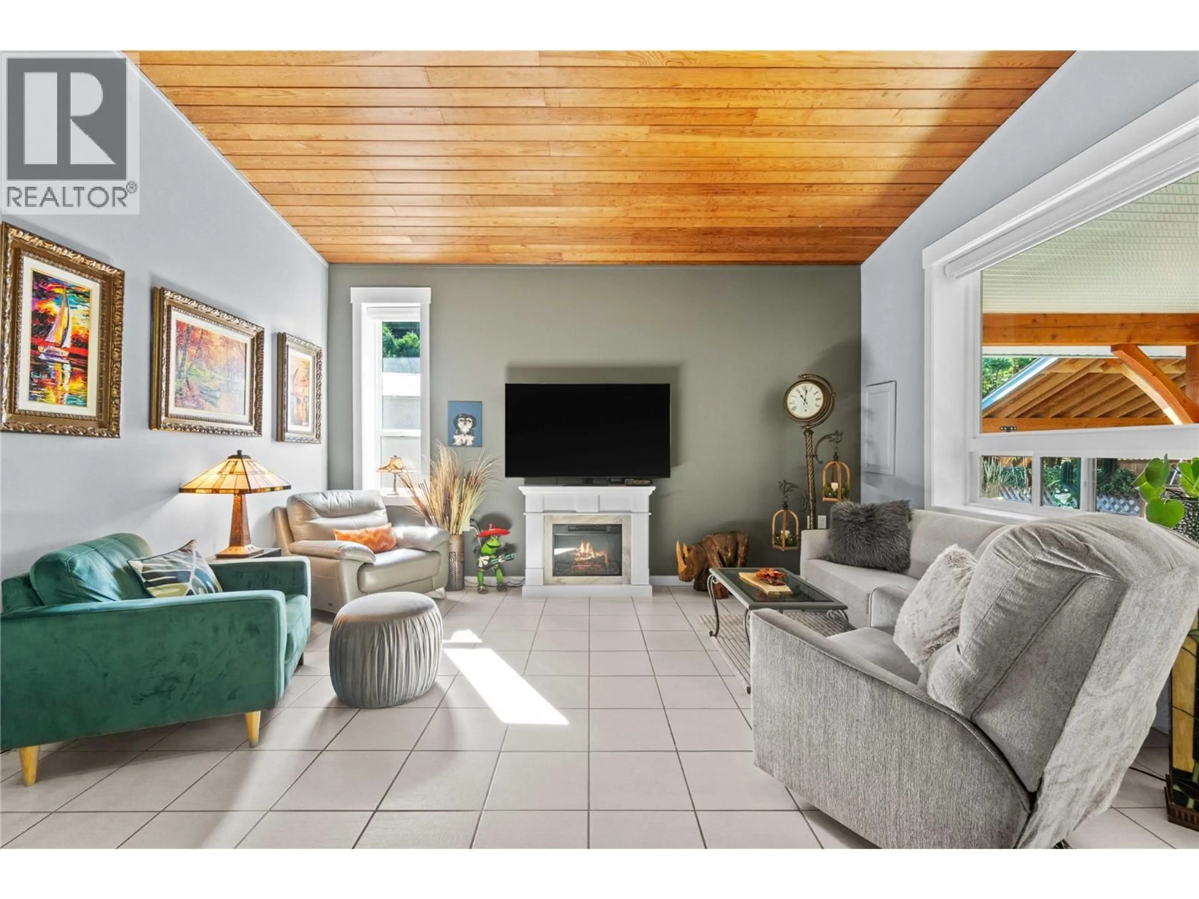 Living room with furniture, unknown for 491 7 STREET SOUTHEAST, Salmon Arm British Columbia V1E4E9