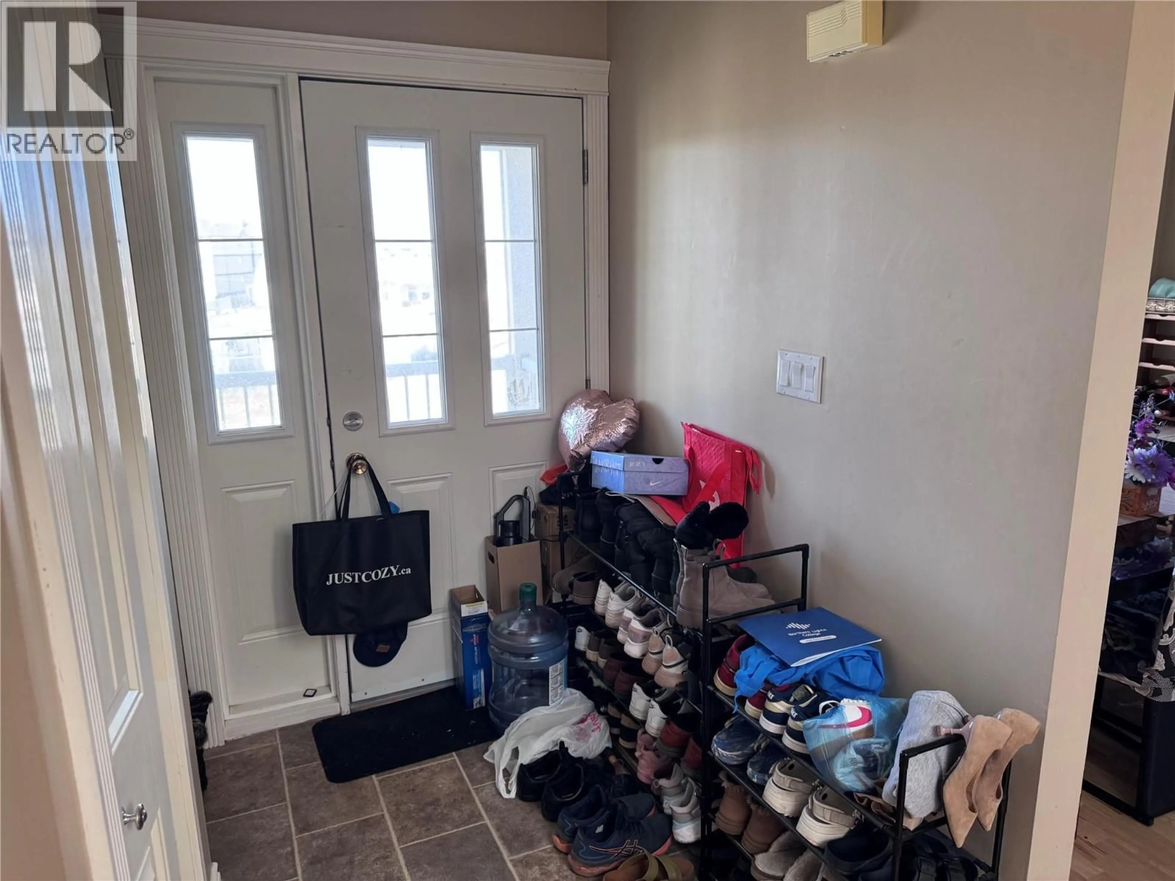 Indoor entryway for 721 100 AVENUE, Dawson Creek British Columbia V1G0B5