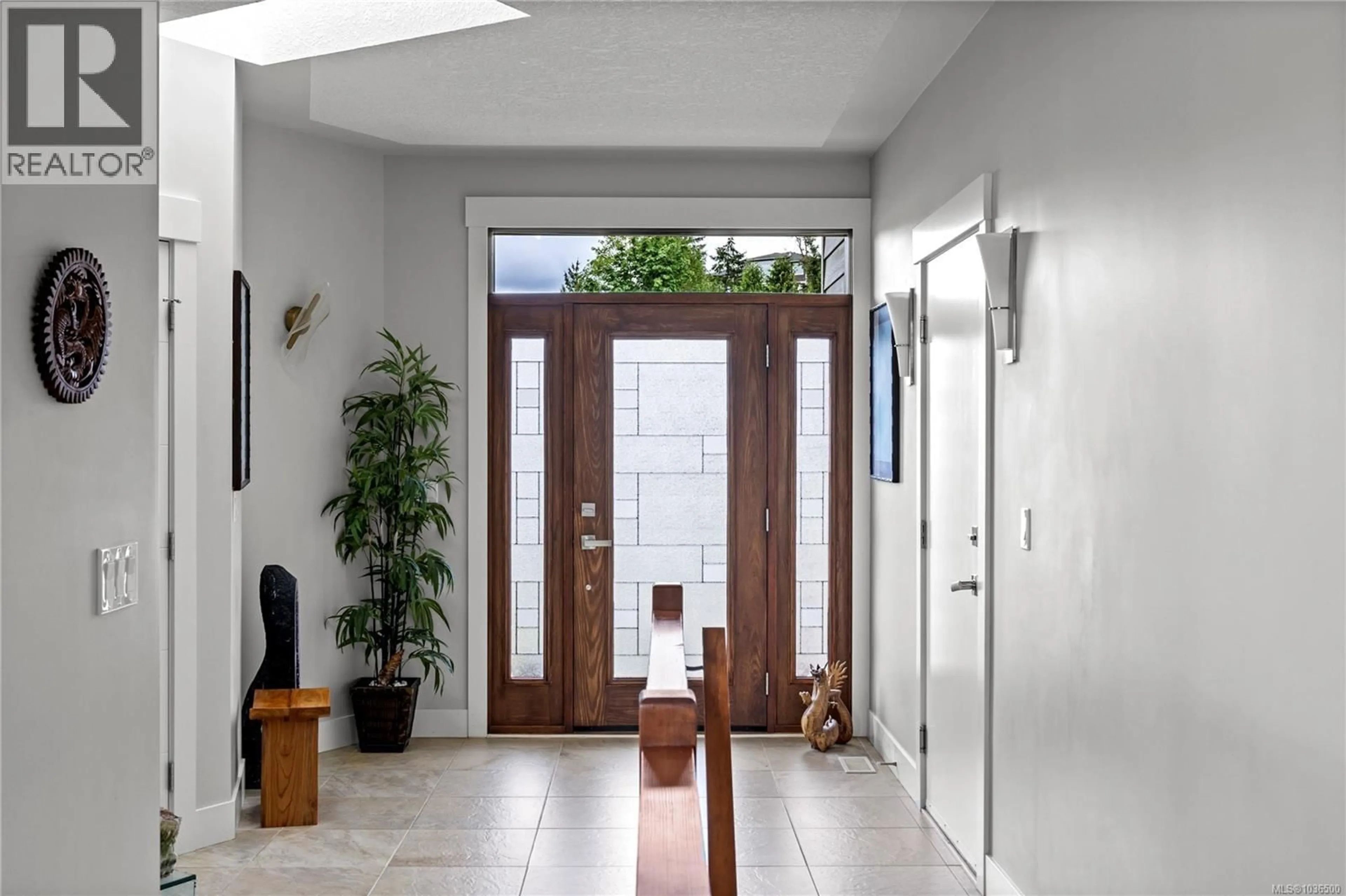 Indoor foyer for 605 STEVENS PLACE, Ladysmith British Columbia V9G2C6