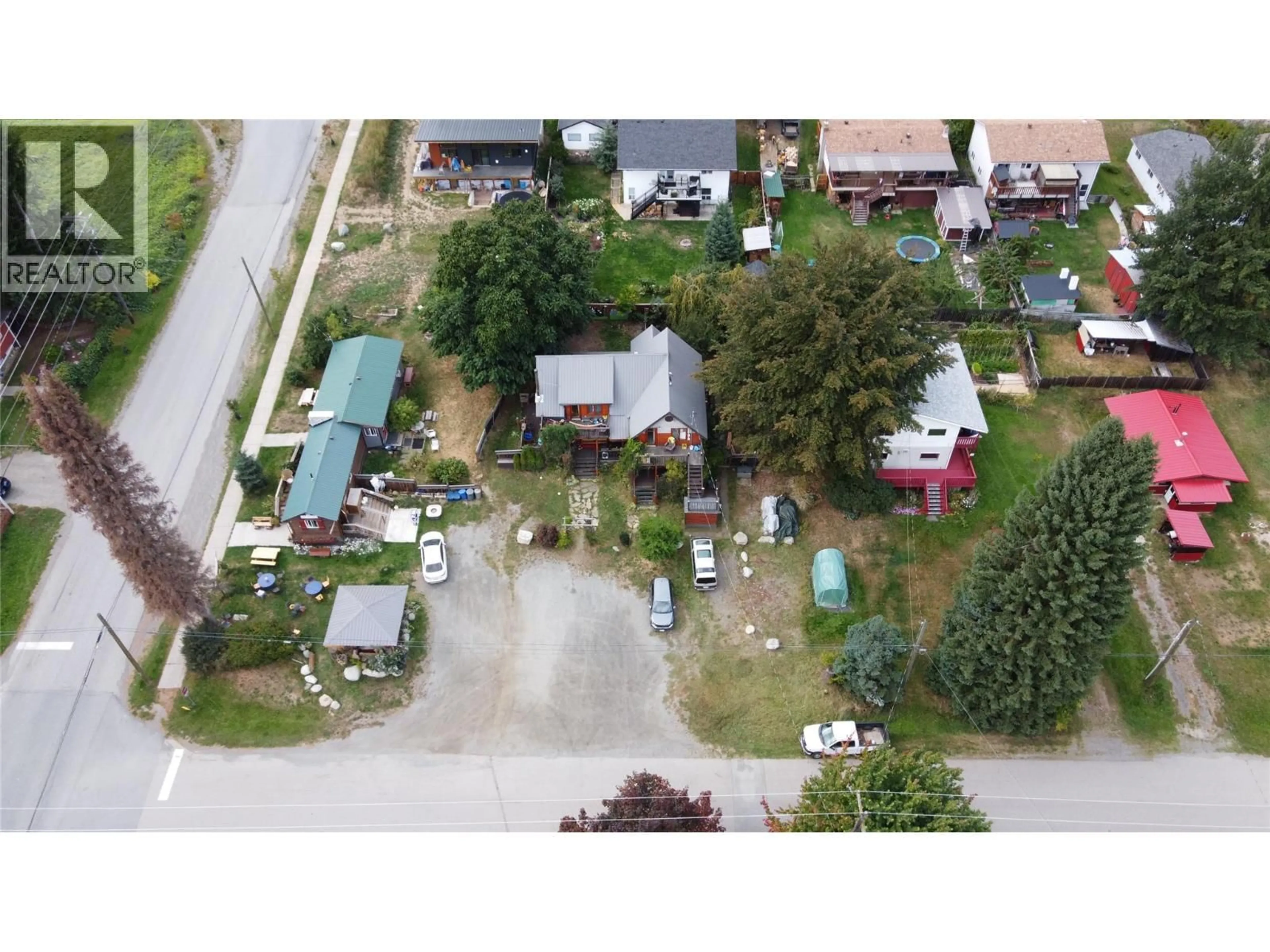 A pic from outside/outdoor area/front of a property/back of a property/a pic from drone, street for 105 WASHINGTON STREET NORTH, Kaslo British Columbia V0G1M0