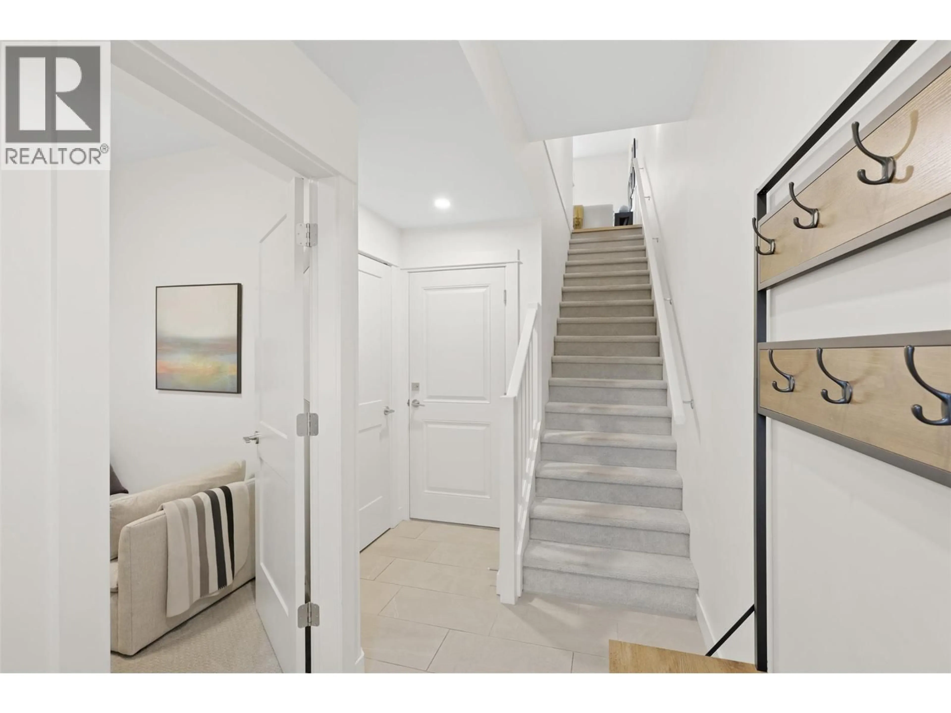 Indoor entryway for 117 - 1393 9TH AVENUE, Kamloops British Columbia V2C0H8