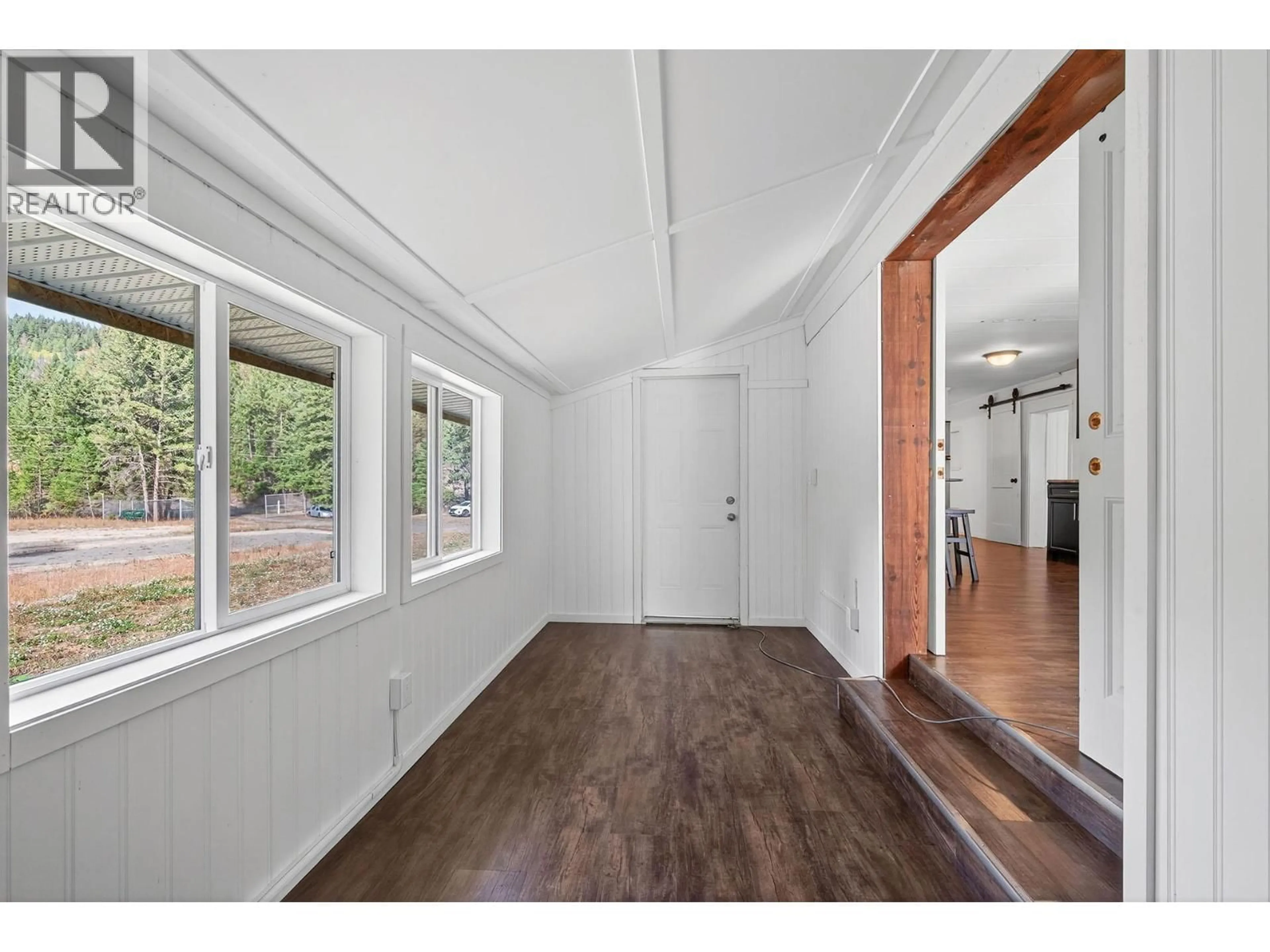 Indoor entryway for 888 BARRIERE LAKES ROAD, Barriere British Columbia V0E1E1