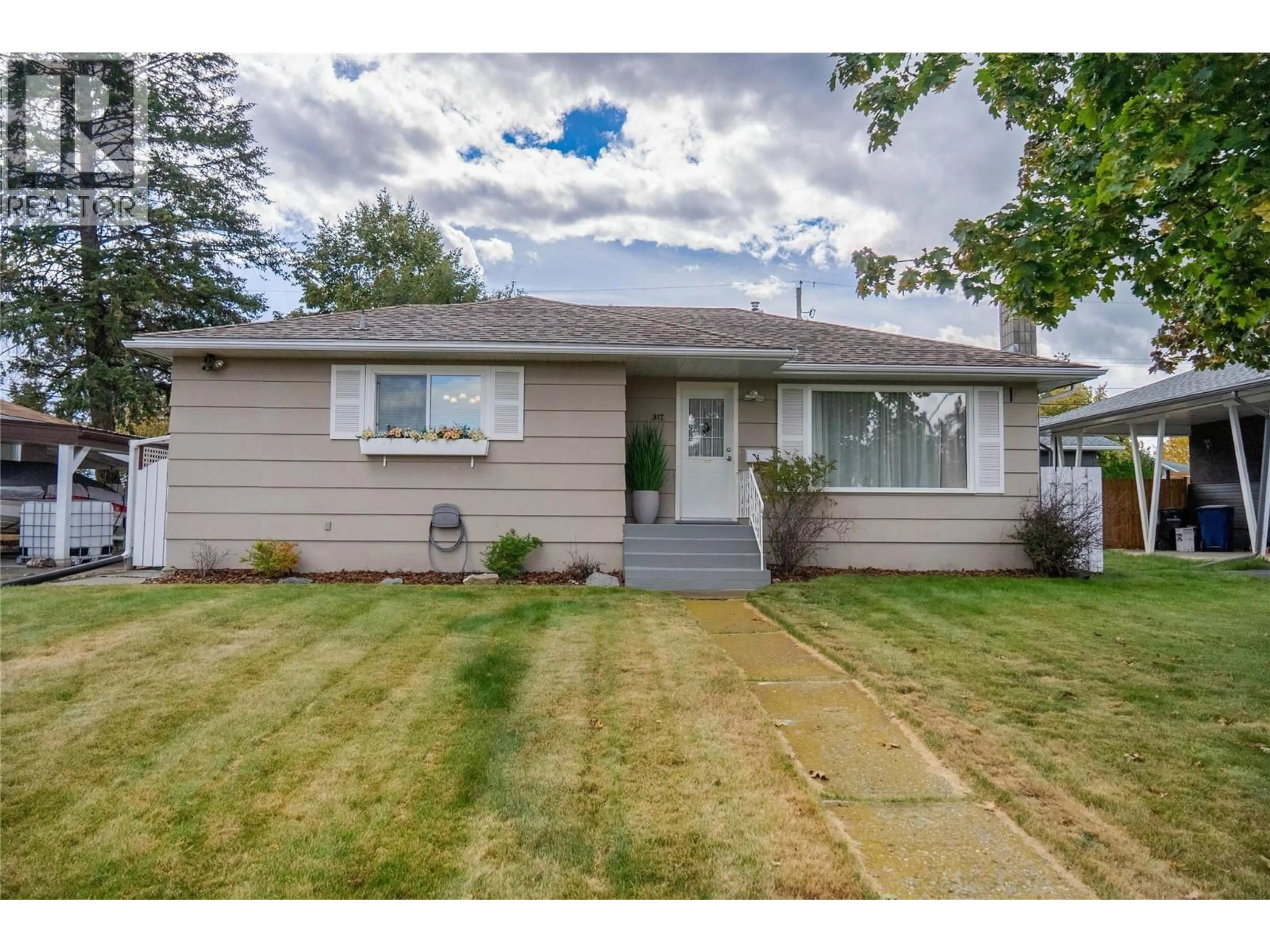 Home with vinyl exterior material, street for 317 9TH STREET SOUTH, Cranbrook British Columbia V1C1R2