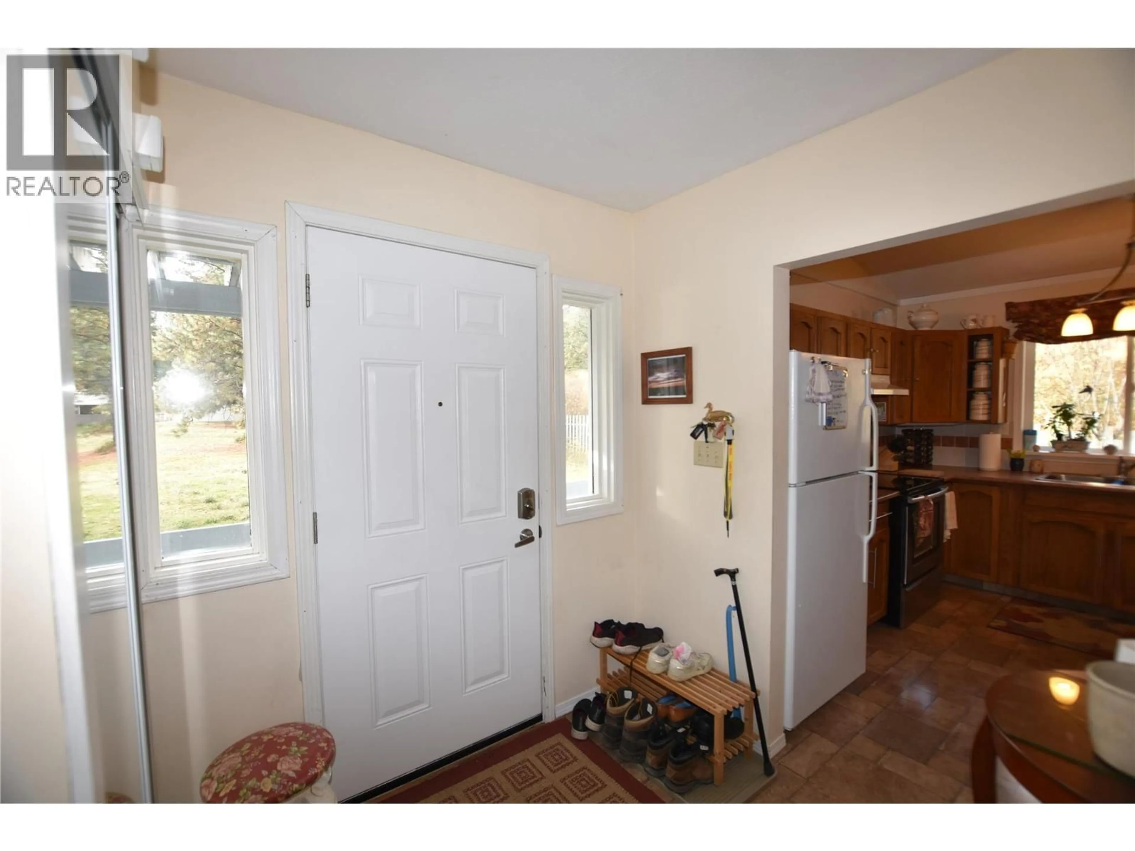 Indoor entryway for 415 HUMMINGBIRD AVENUE, Vernon British Columbia V1H2A1