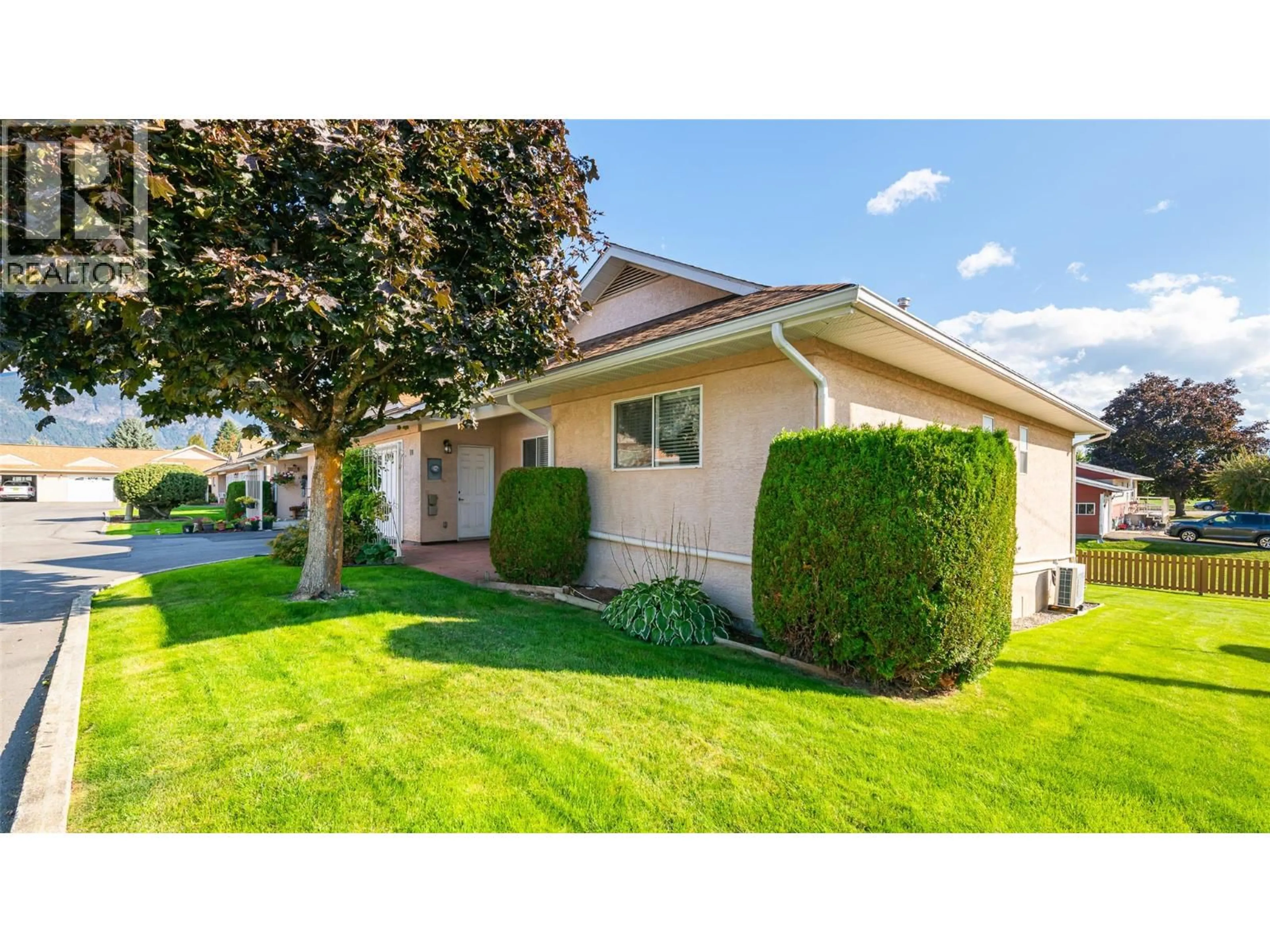 Home with vinyl exterior material, street for 10 - 518 18TH AVENUE, Creston British Columbia V0B1G0