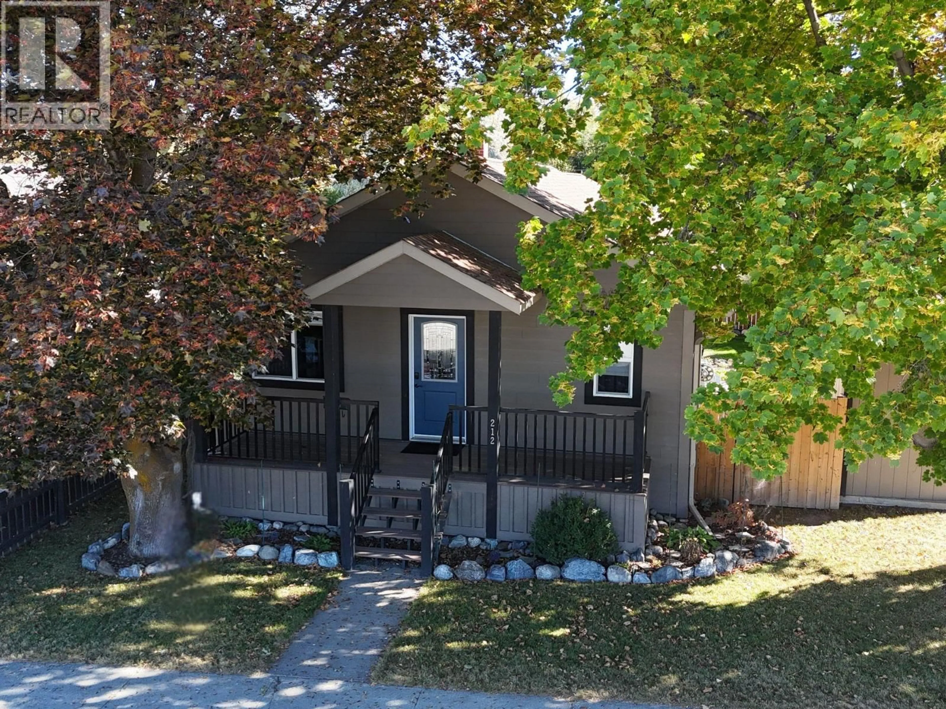 Home with vinyl exterior material, street for 212 16TH AVENUE NORTH, Cranbrook British Columbia V1C3W5