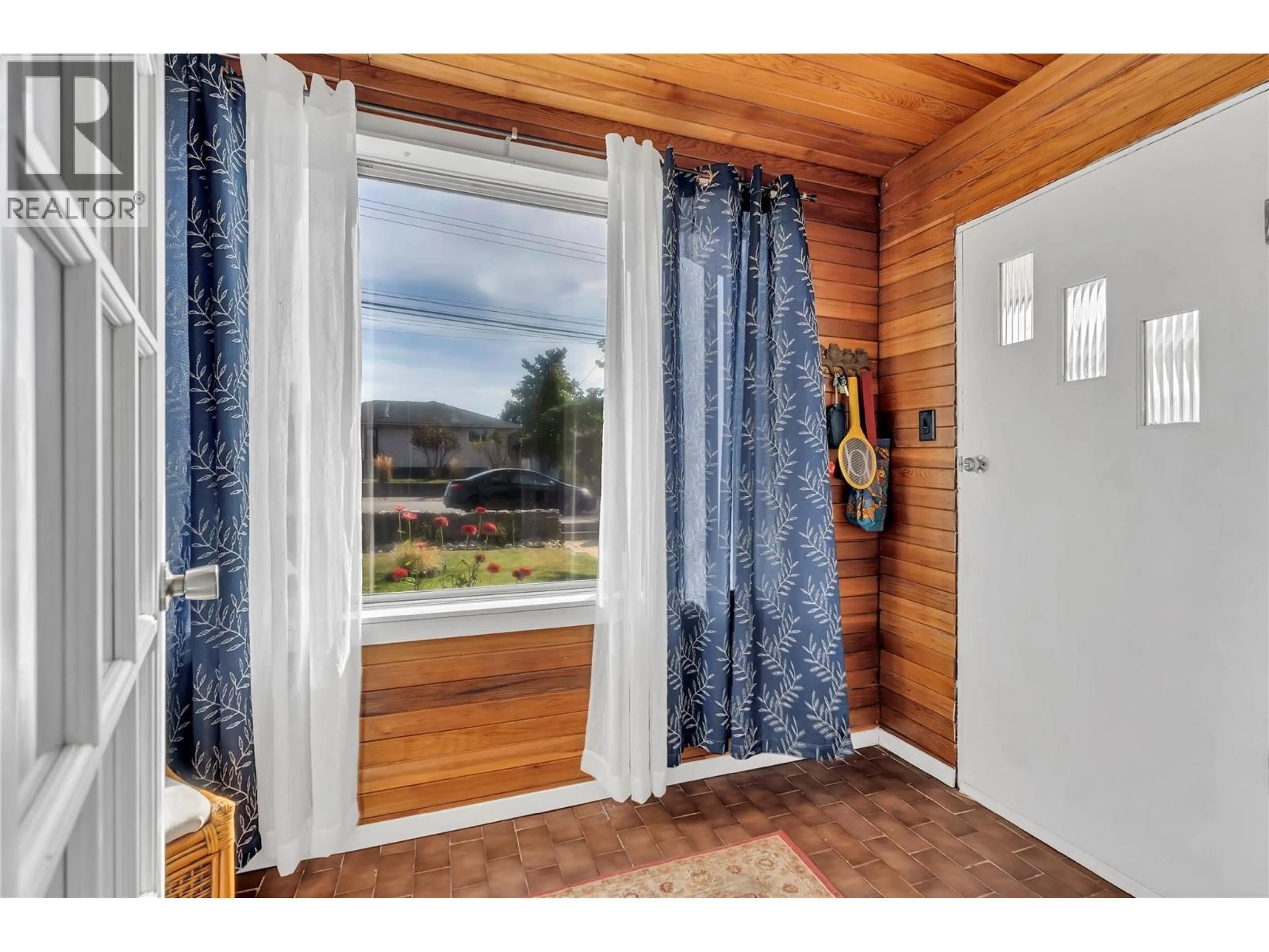 Indoor entryway for 573 JERMYN AVENUE, Penticton British Columbia V2A2E2