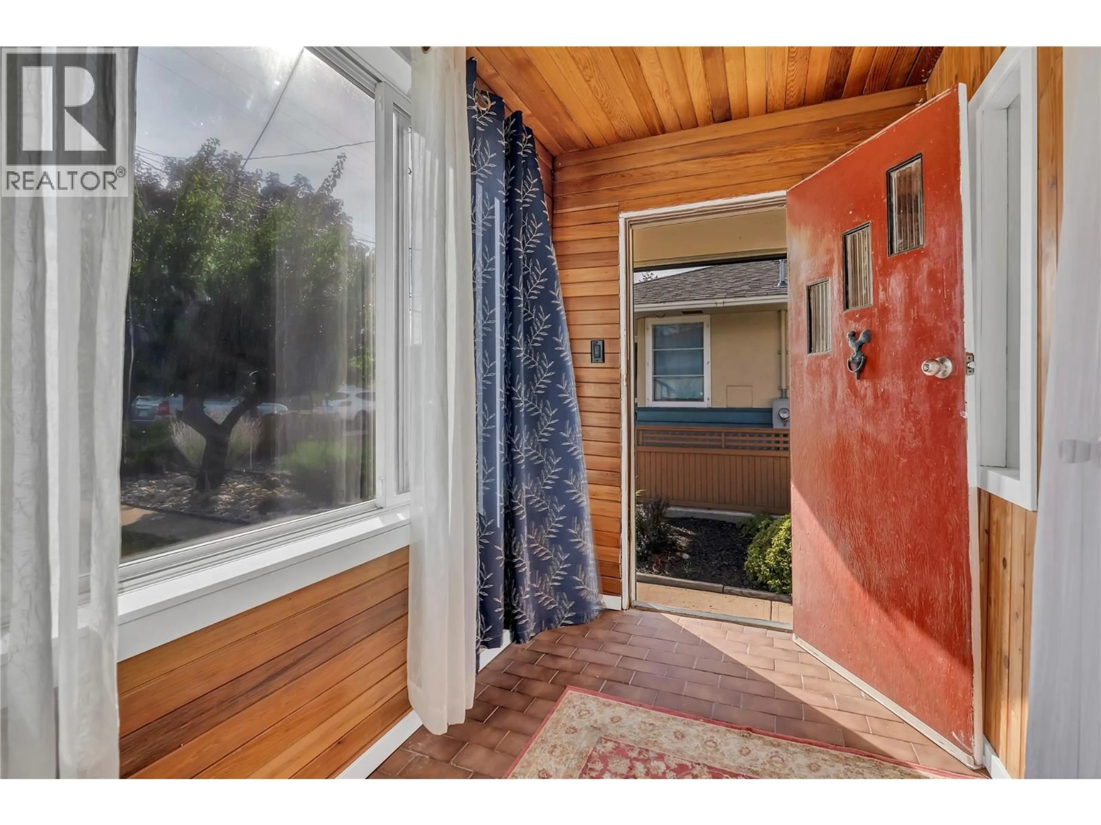Indoor entryway for 573 JERMYN AVENUE, Penticton British Columbia V2A2E2