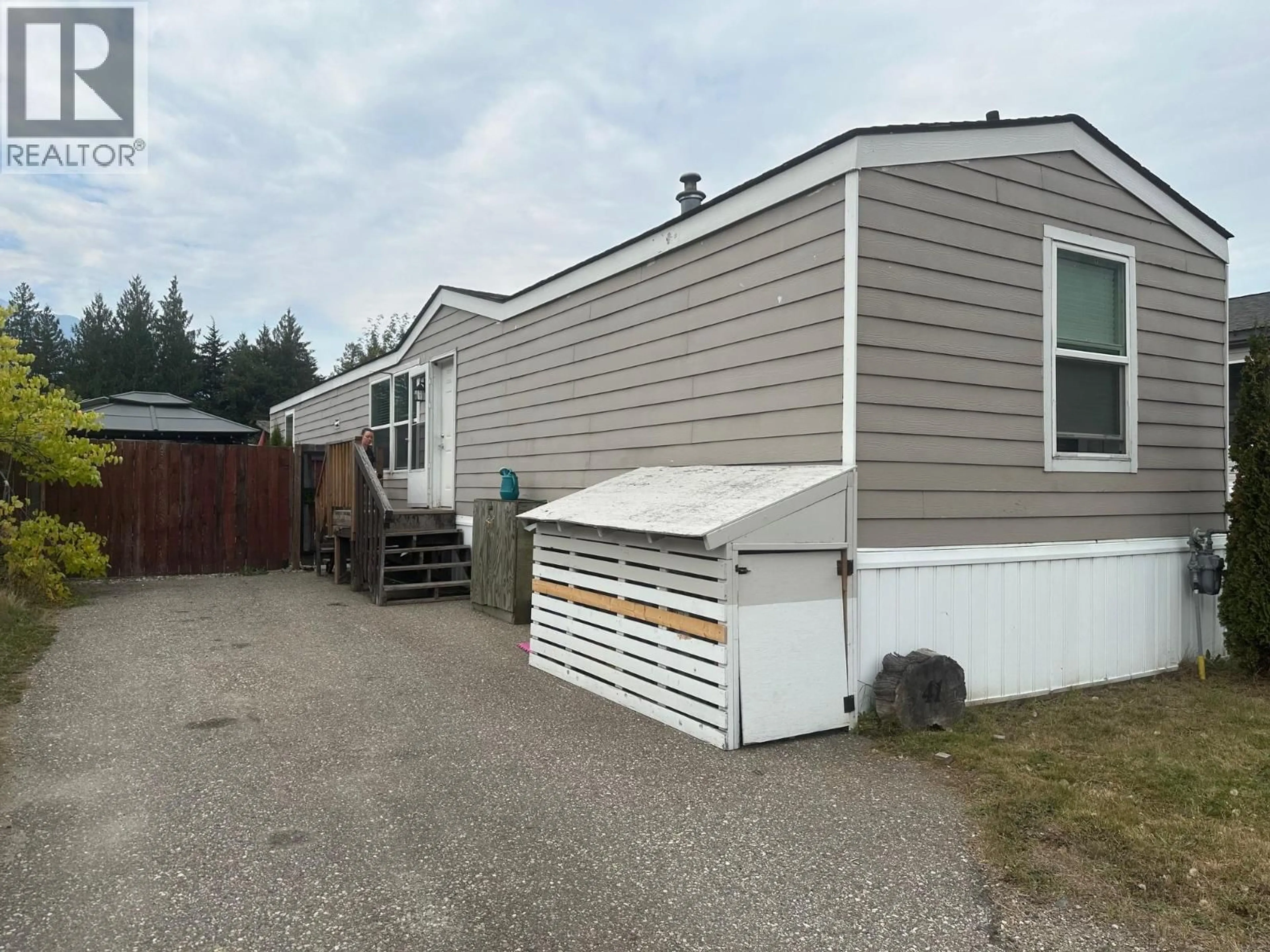 Home with vinyl exterior material, street for 41 JOHNSON WAY, Revelstoke British Columbia V0E2S1
