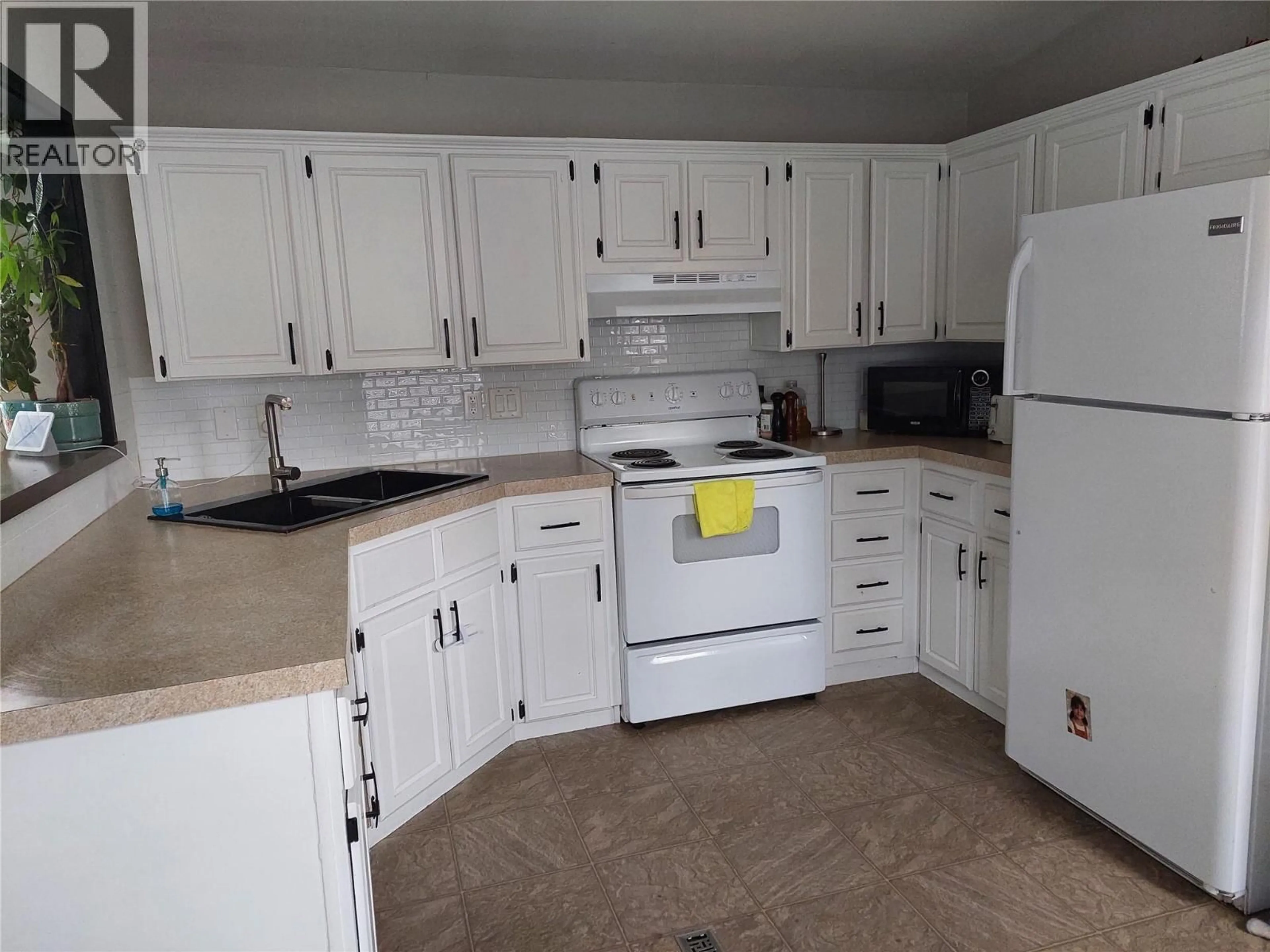Standard kitchen, unknown for 41 JOHNSON WAY, Revelstoke British Columbia V0E2S1