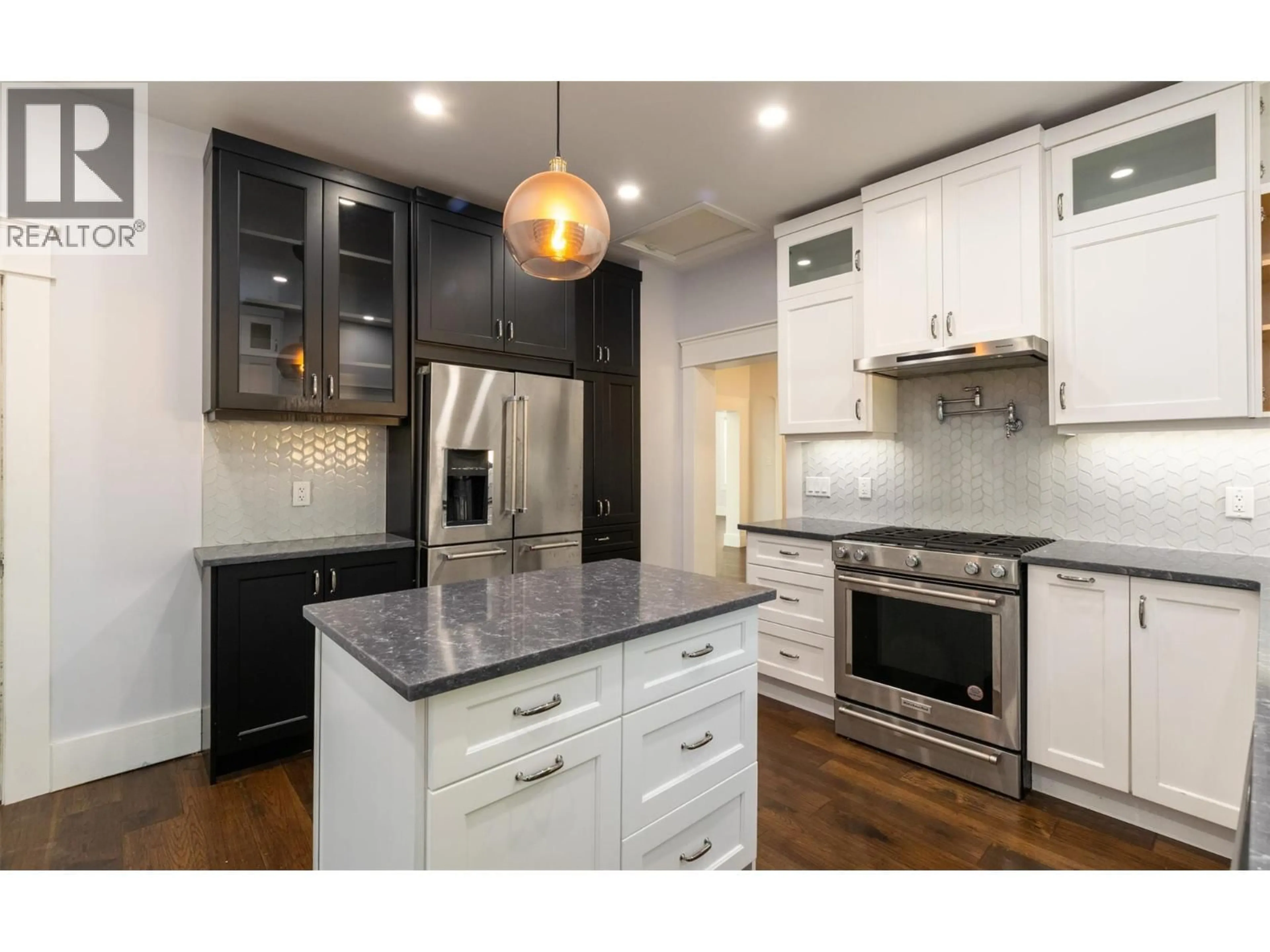 Contemporary kitchen, unknown for 550 6 STREET SOUTHEAST, Salmon Arm British Columbia V1E4E4