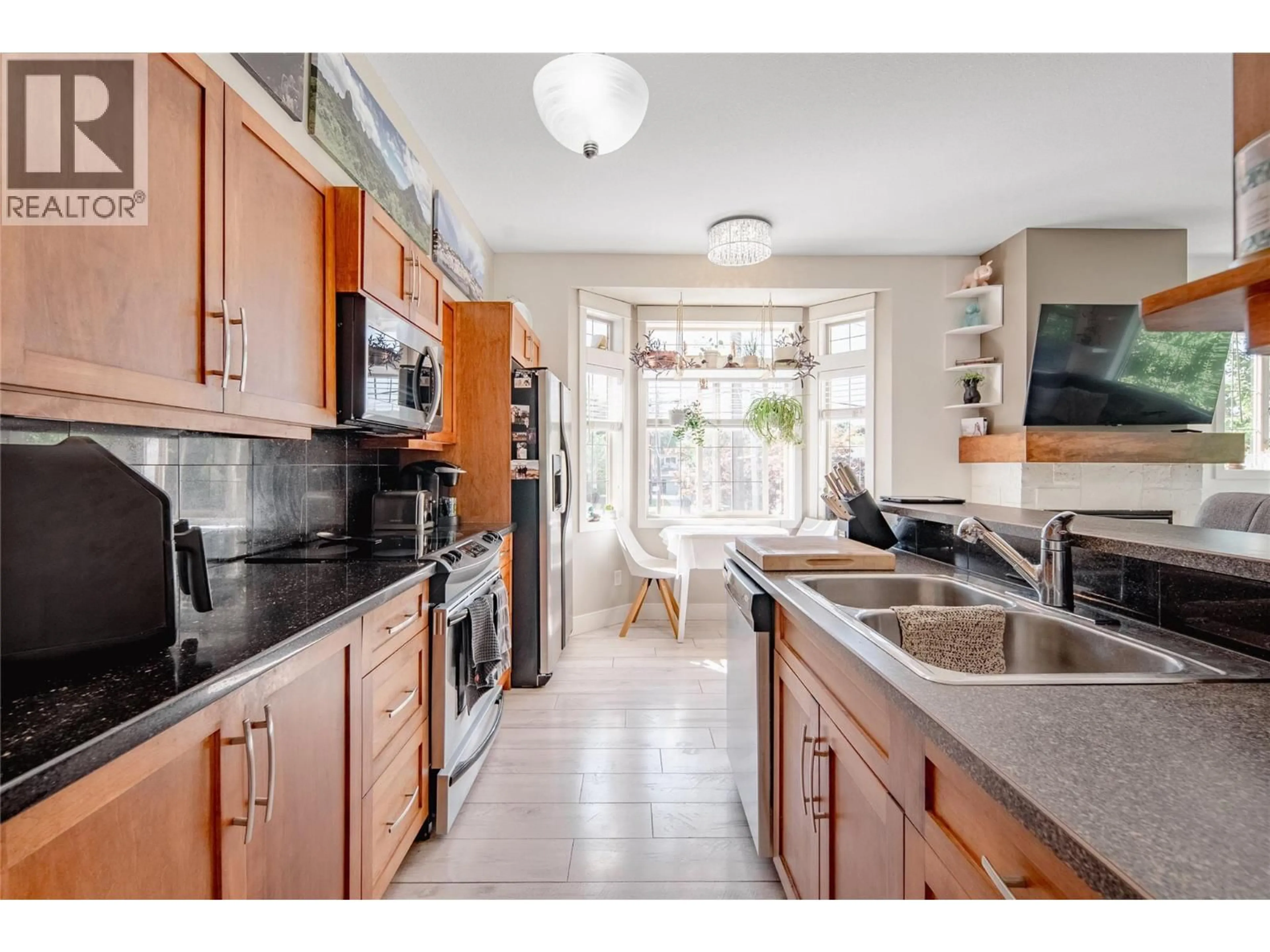 Open concept kitchen, ceramic/tile floor for 101 - 952 LAWSON AVENUE, Kelowna British Columbia V1Y6T1