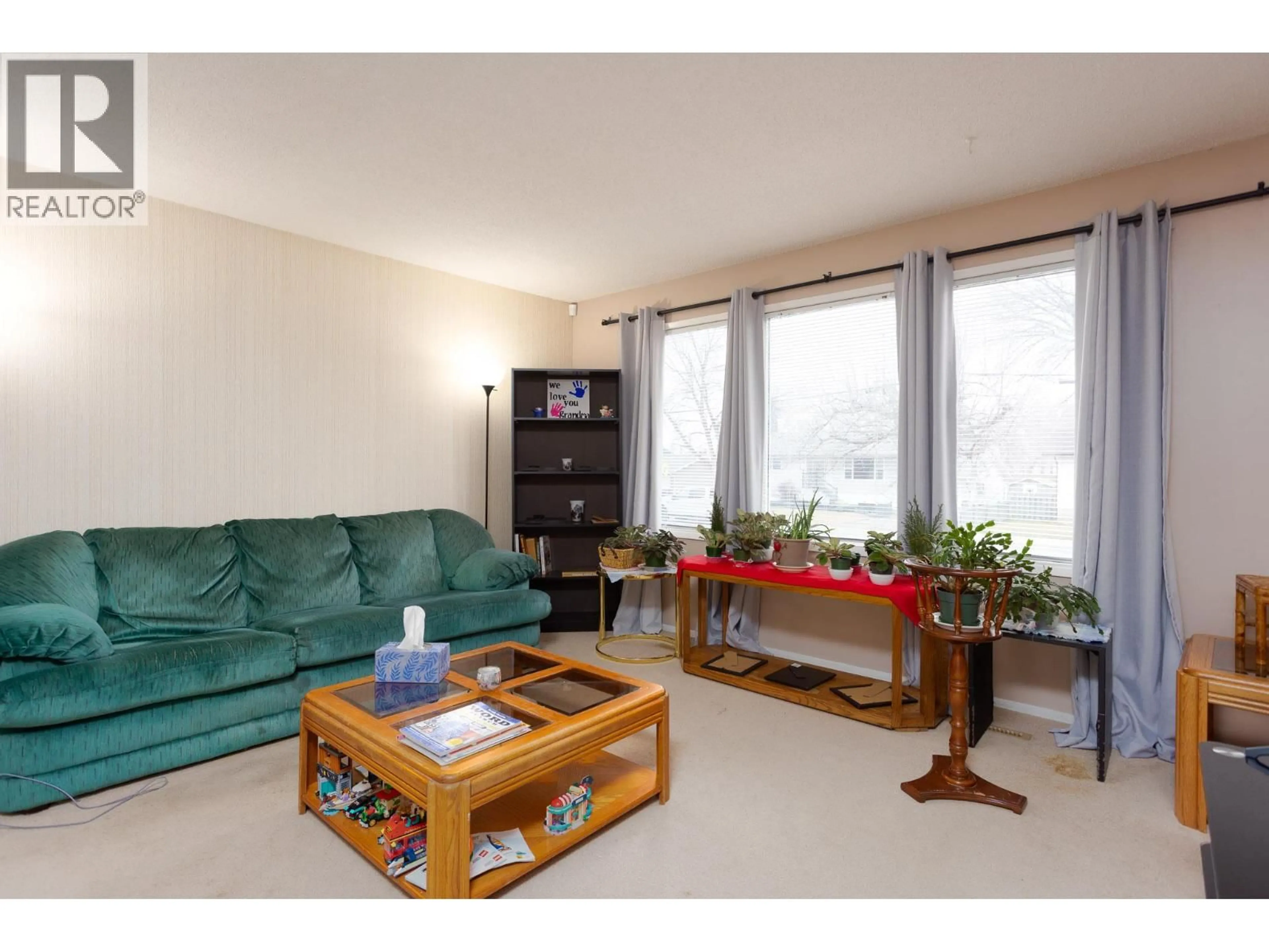 Living room with furniture, wood/laminate floor for 255 HOLBROOK ROAD WEST, Kelowna British Columbia V1X1S1