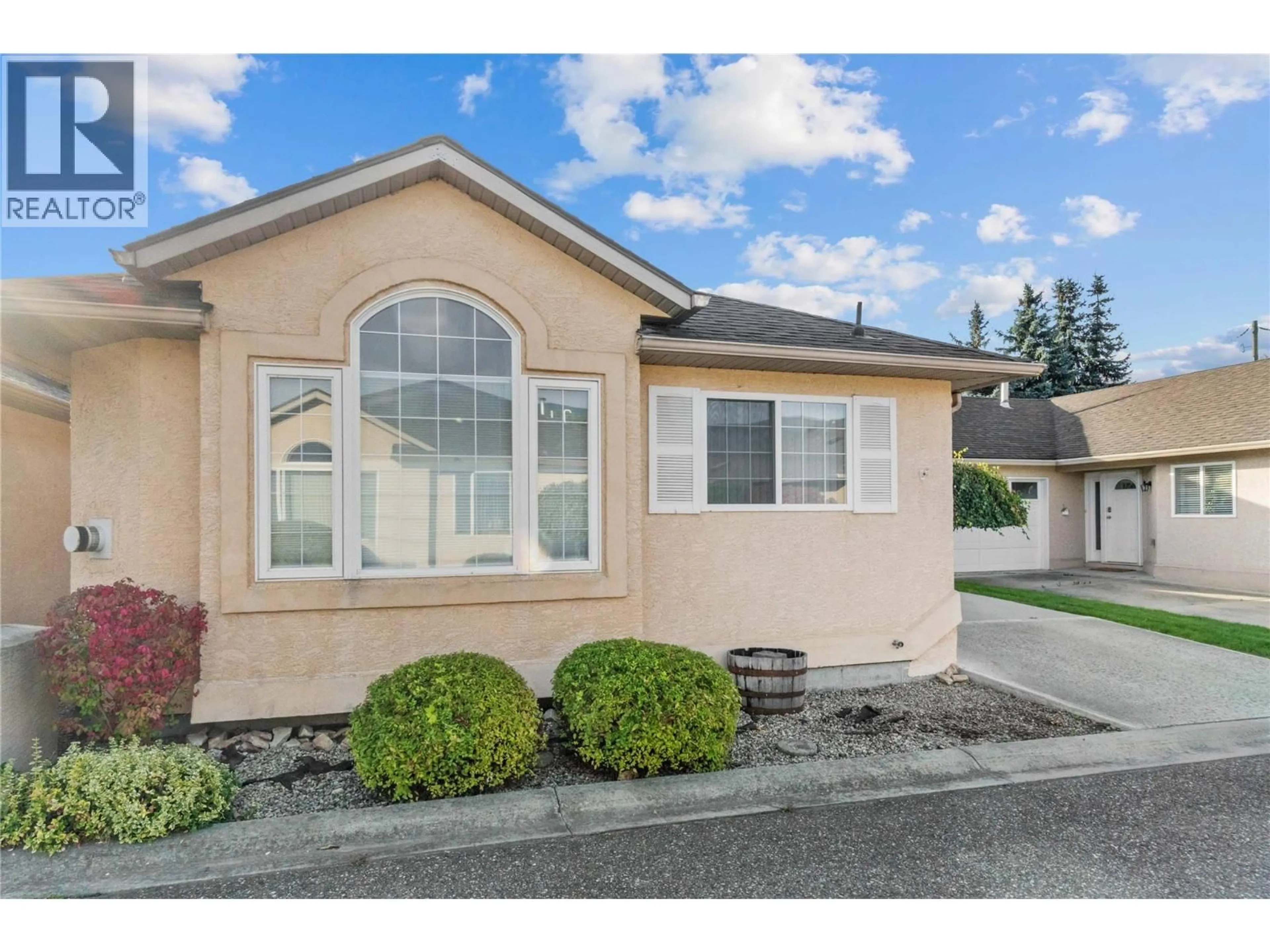 Home with vinyl exterior material, street for 5 - 350 HUDSON STREET NORTHWEST, Salmon Arm British Columbia V1E1P4
