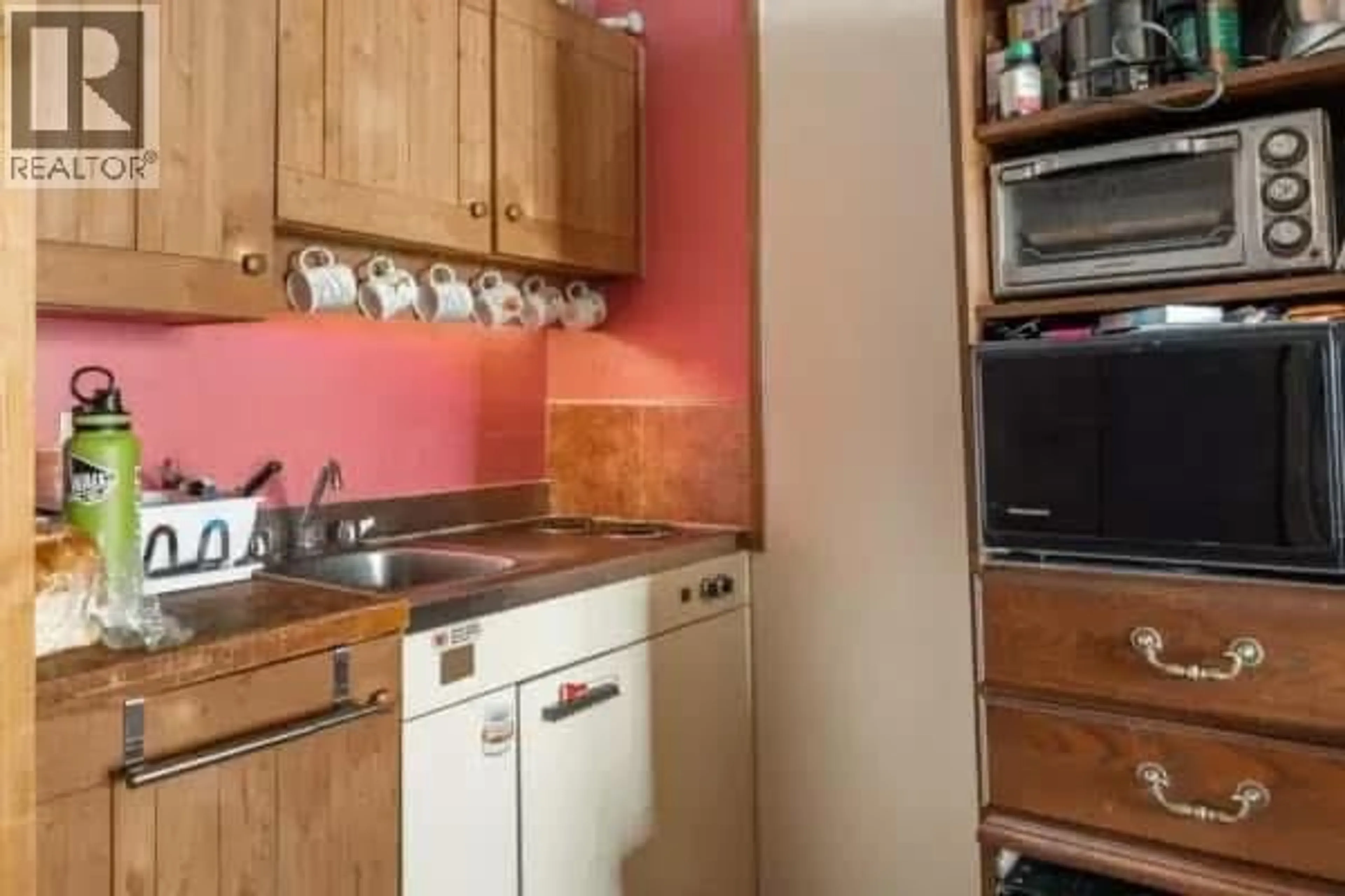 Standard kitchen, wood/laminate floor for 803 - 7470 PORCUPINE ROAD, Big White British Columbia V1P1P3