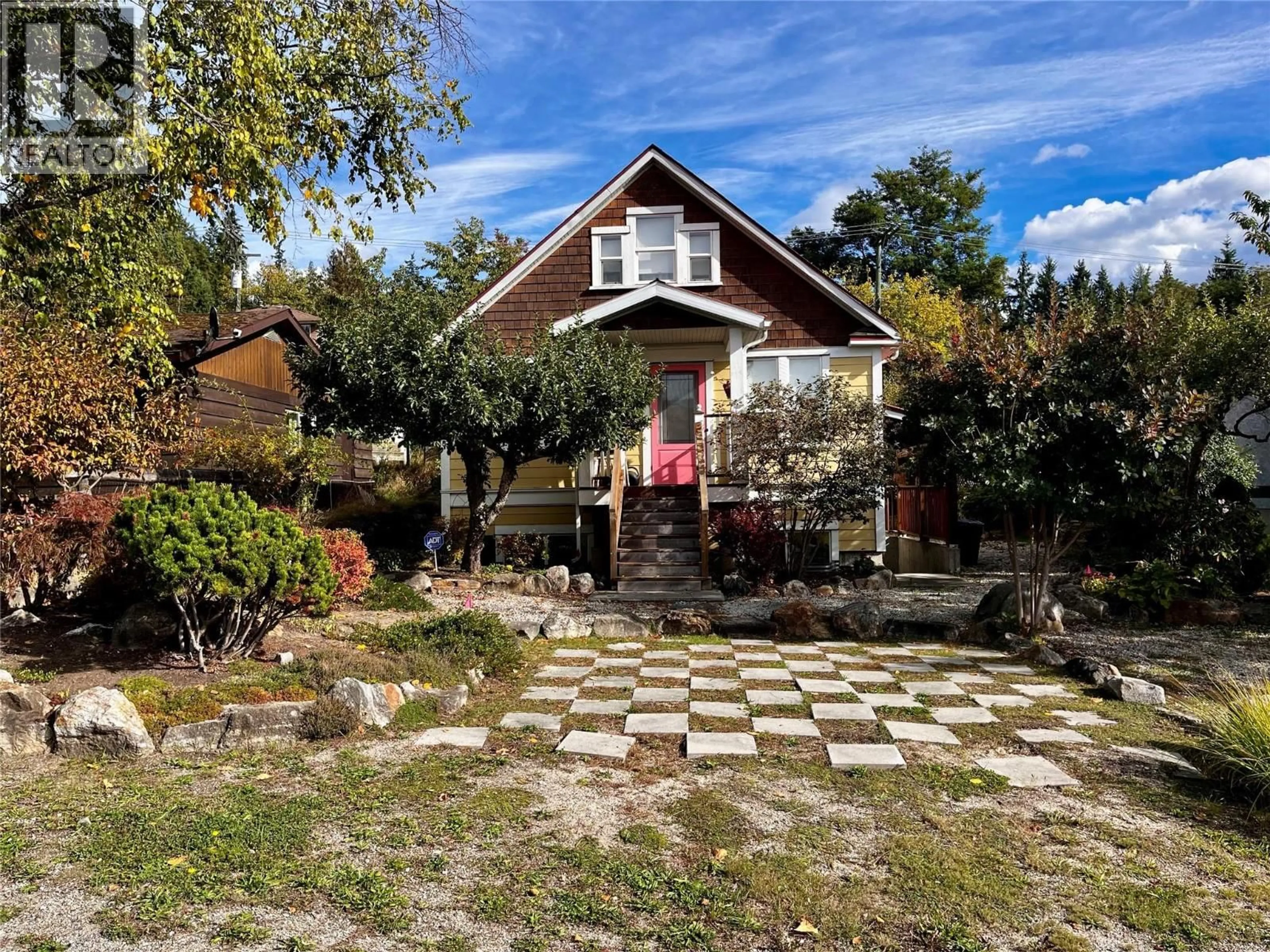 A pic from outside/outdoor area/front of a property/back of a property/a pic from drone, unknown for 305 1ST  NW AVENUE, Nakusp British Columbia V0G1R0