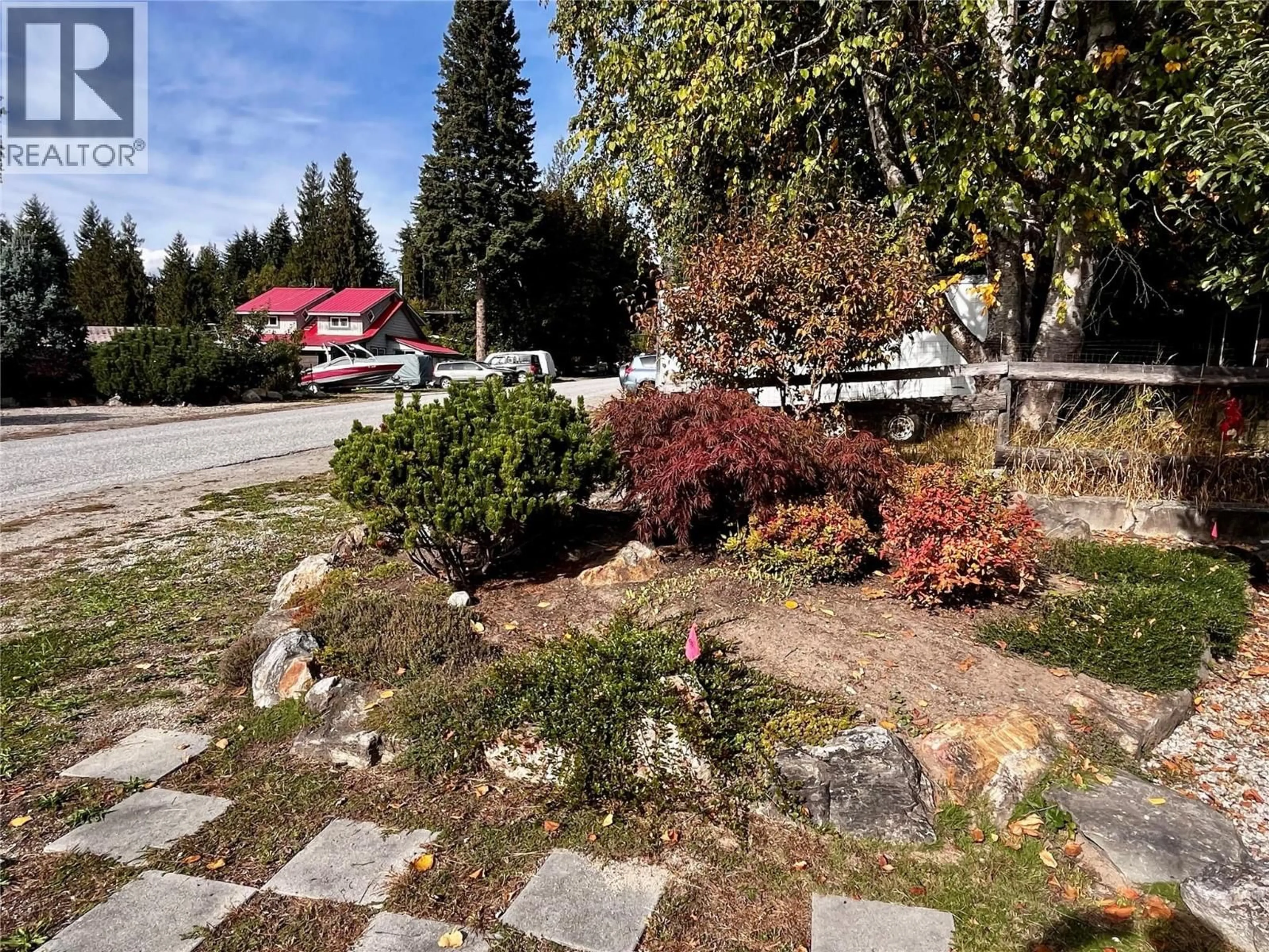 A pic from outside/outdoor area/front of a property/back of a property/a pic from drone, unknown for 305 1ST  NW AVENUE, Nakusp British Columbia V0G1R0