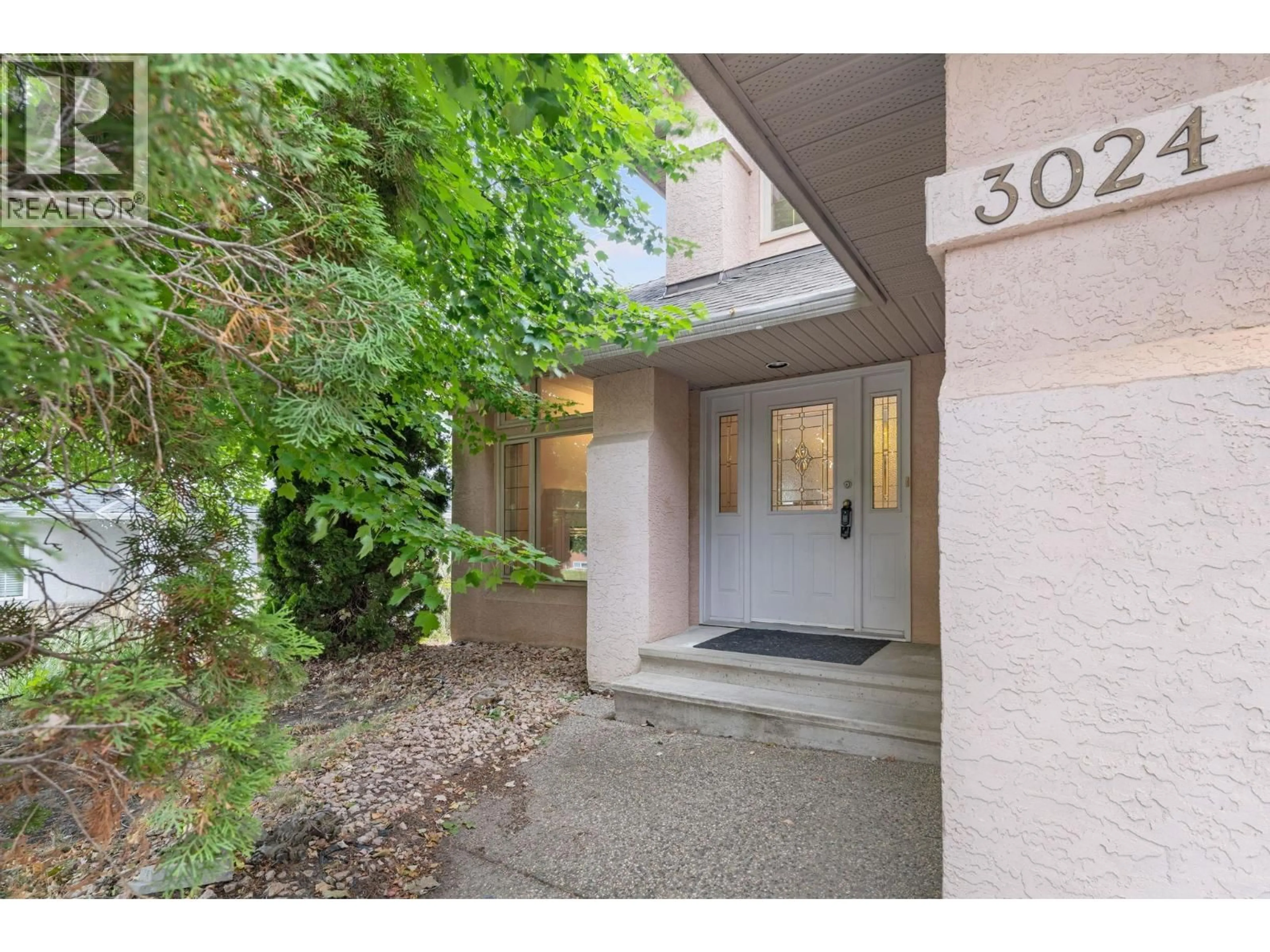 Indoor foyer for 3024 QUAIL CRESCENT, Kelowna British Columbia V1V1Z8