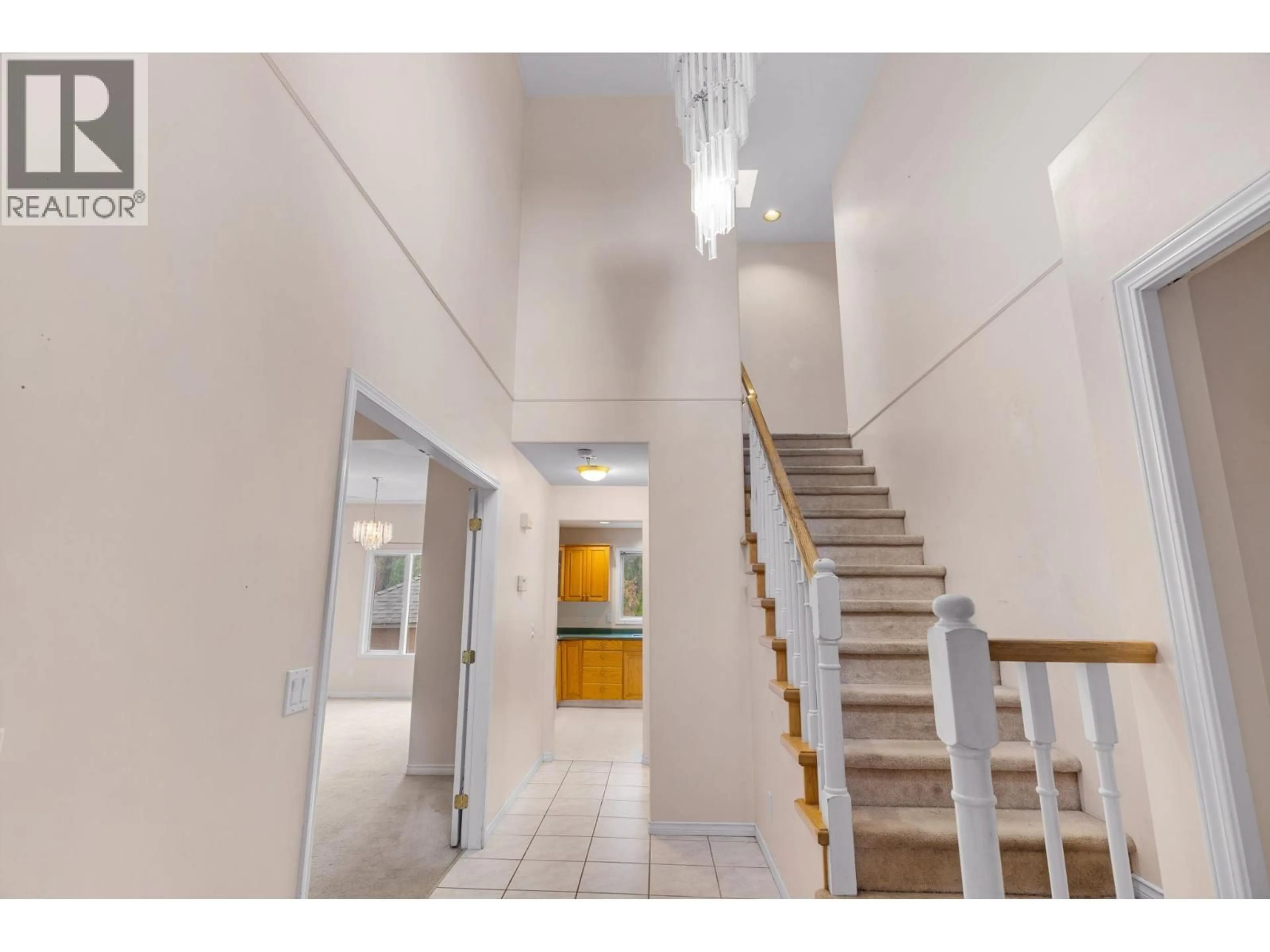 Indoor foyer for 3024 QUAIL CRESCENT, Kelowna British Columbia V1V1Z8