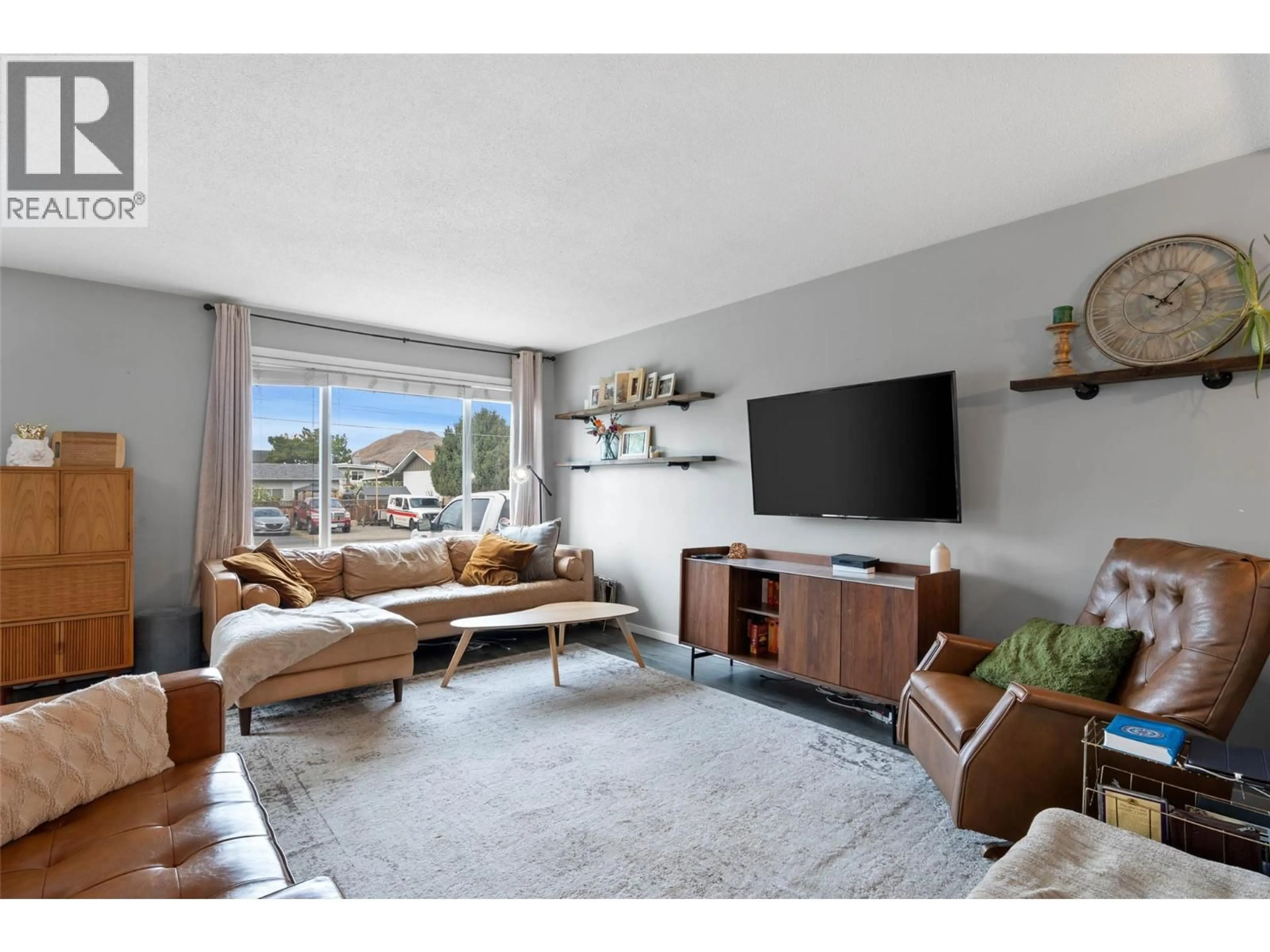 Living room with furniture, unknown for 1027 OLLEK STREET, Kamloops British Columbia V2B5B1