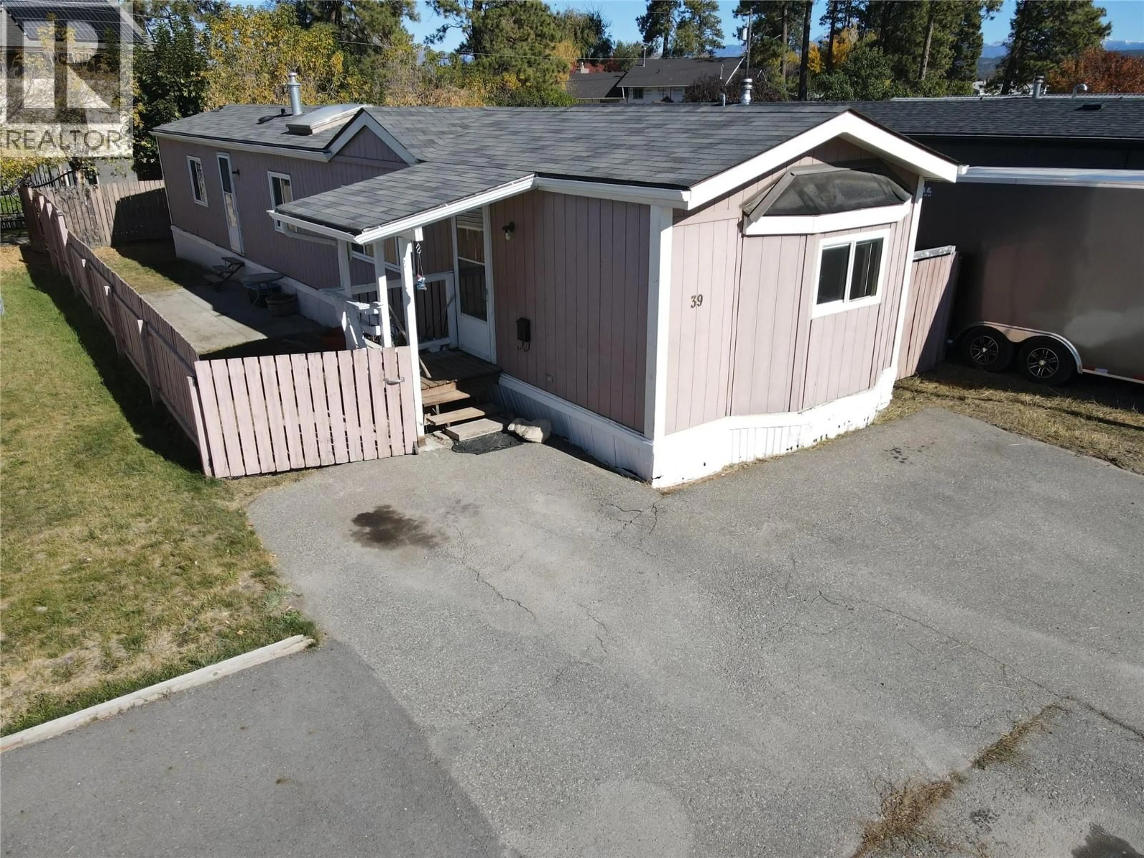 A pic from outside/outdoor area/front of a property/back of a property/a pic from drone, street for 39 - 724 INNES AVENUE, Cranbrook British Columbia V1C2A5