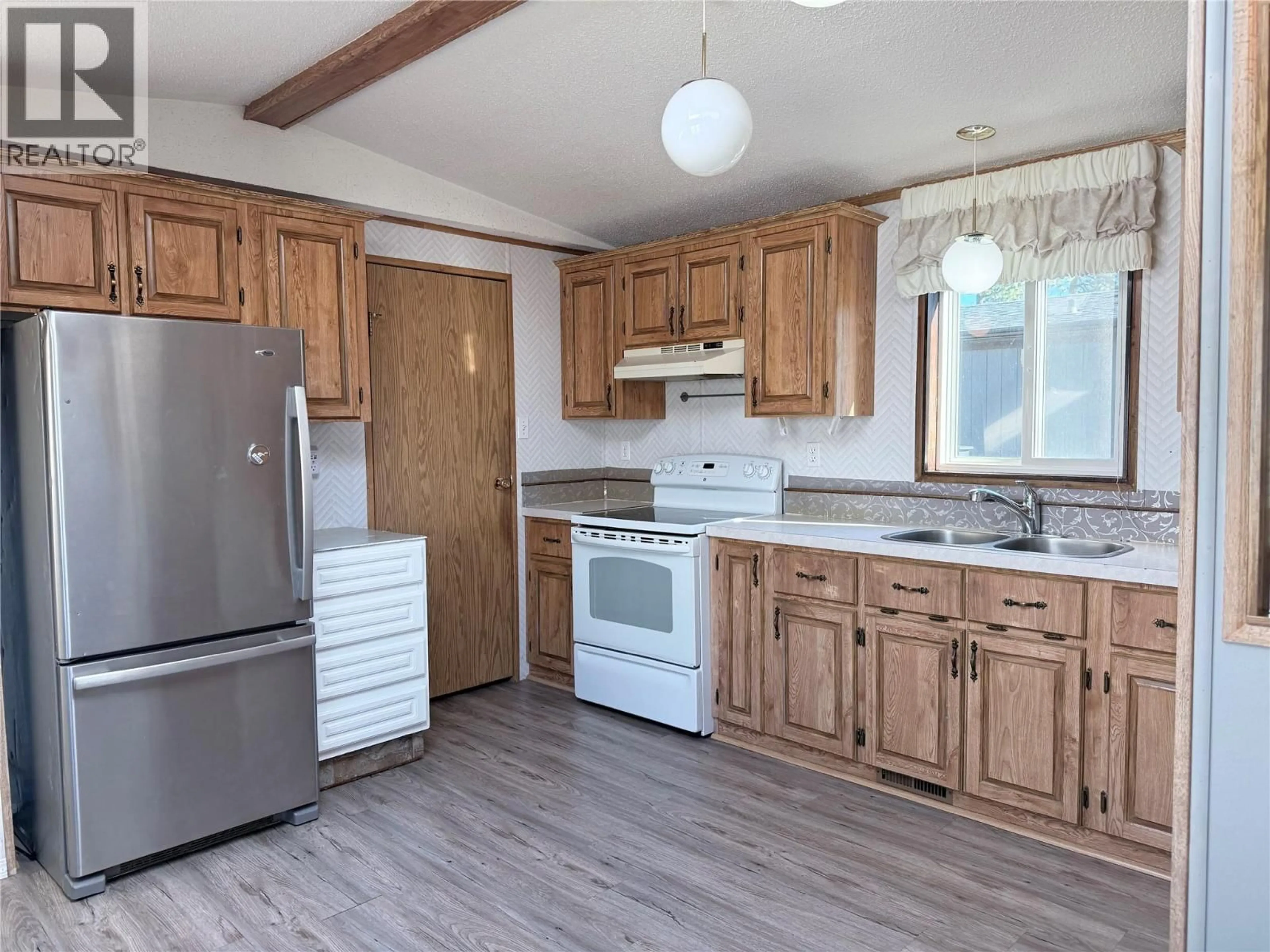 Standard kitchen, wood/laminate floor for 39 - 724 INNES AVENUE, Cranbrook British Columbia V1C2A5