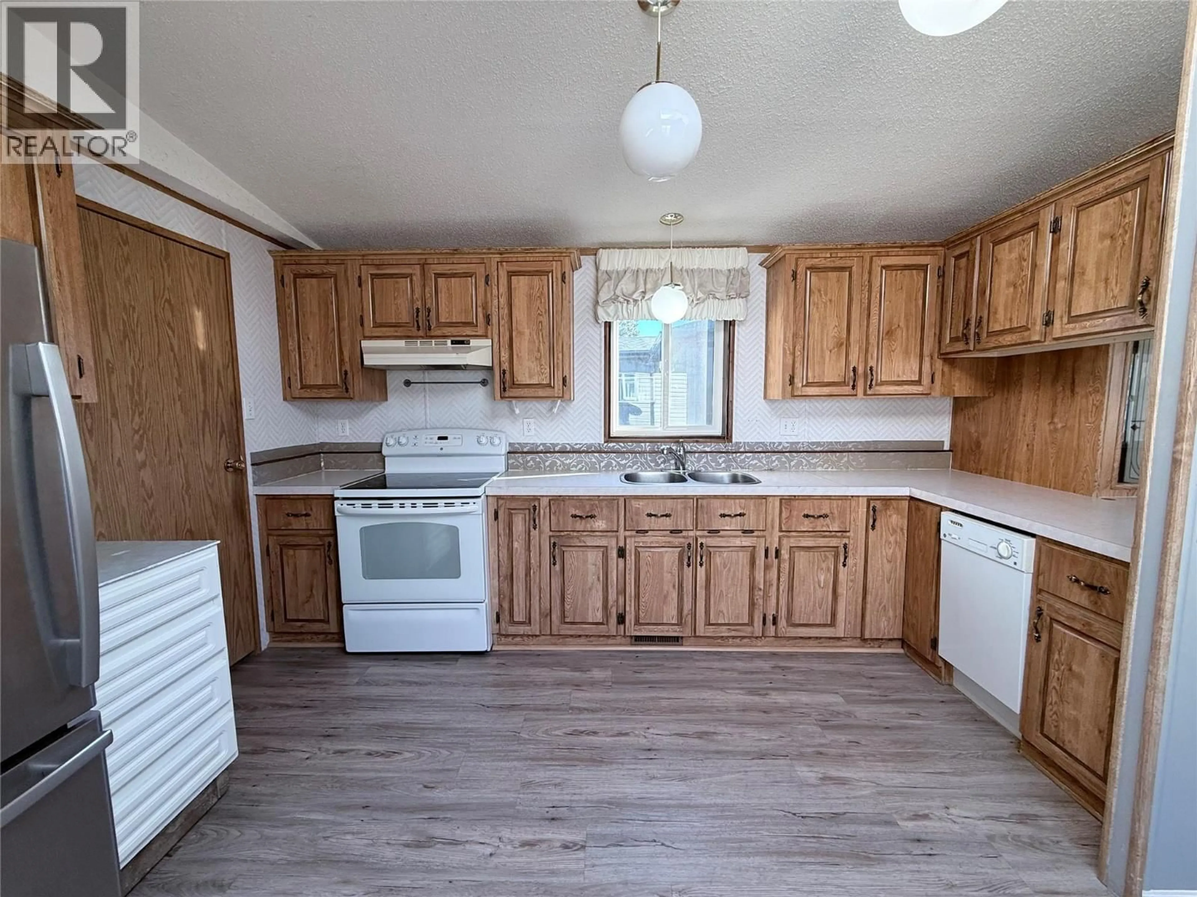 Standard kitchen, wood/laminate floor for 39 - 724 INNES AVENUE, Cranbrook British Columbia V1C2A5