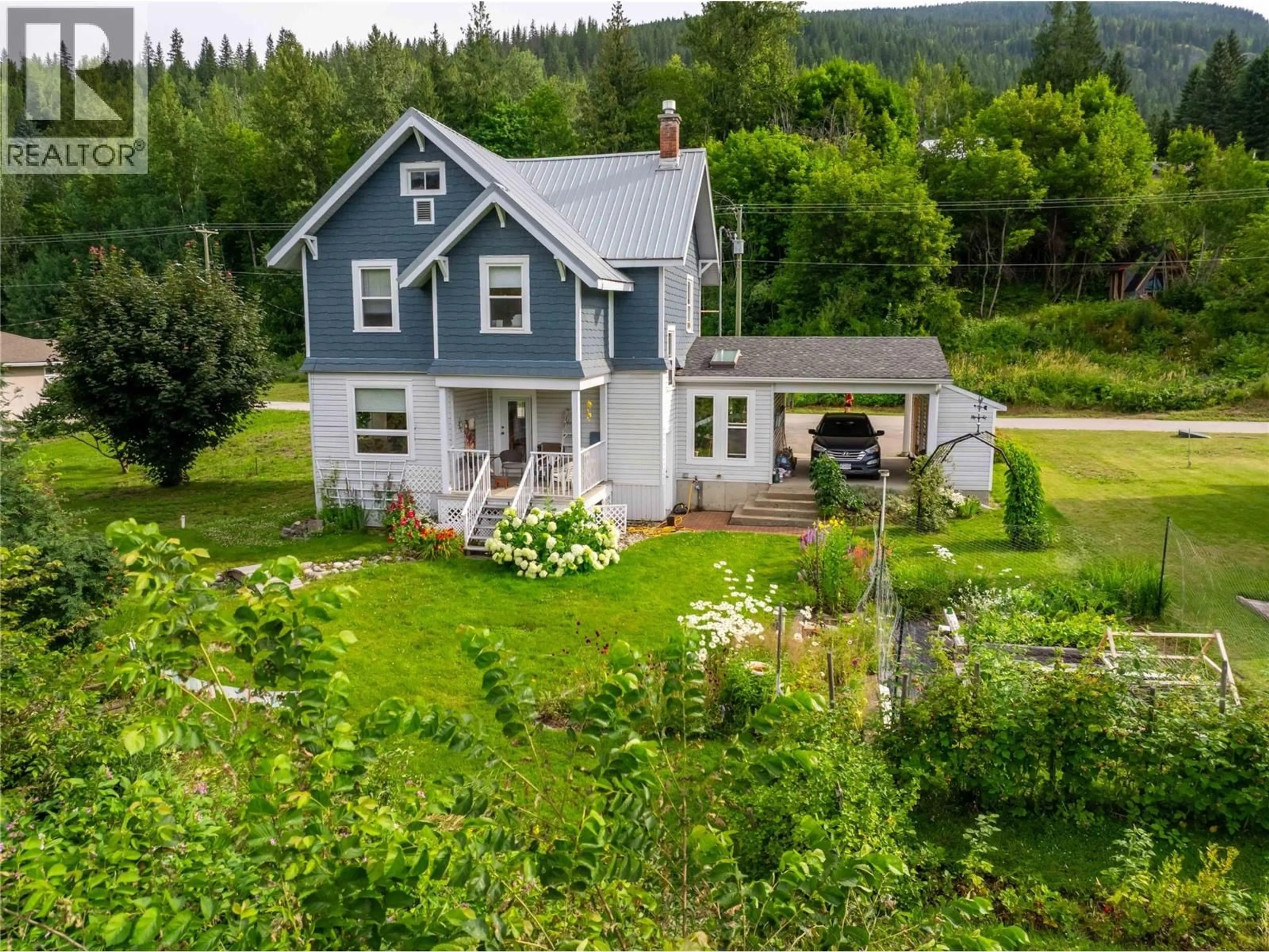 A pic from outside/outdoor area/front of a property/back of a property/a pic from drone, unknown for 159 TRACK STREET EAST, Revelstoke British Columbia V0E2S0