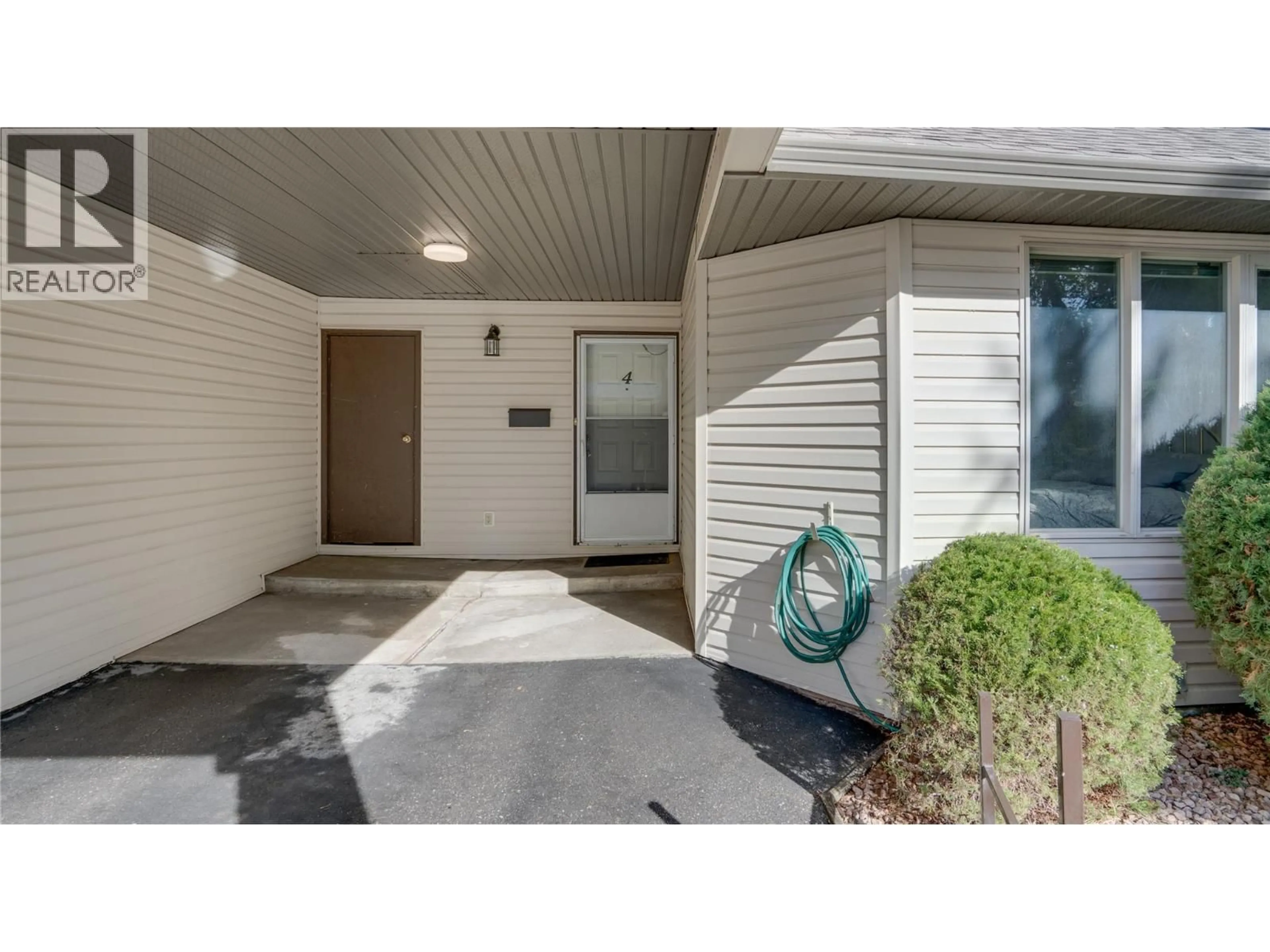 Indoor entryway for 4 - 4004 24 AVENUE, Vernon British Columbia V1T1M2