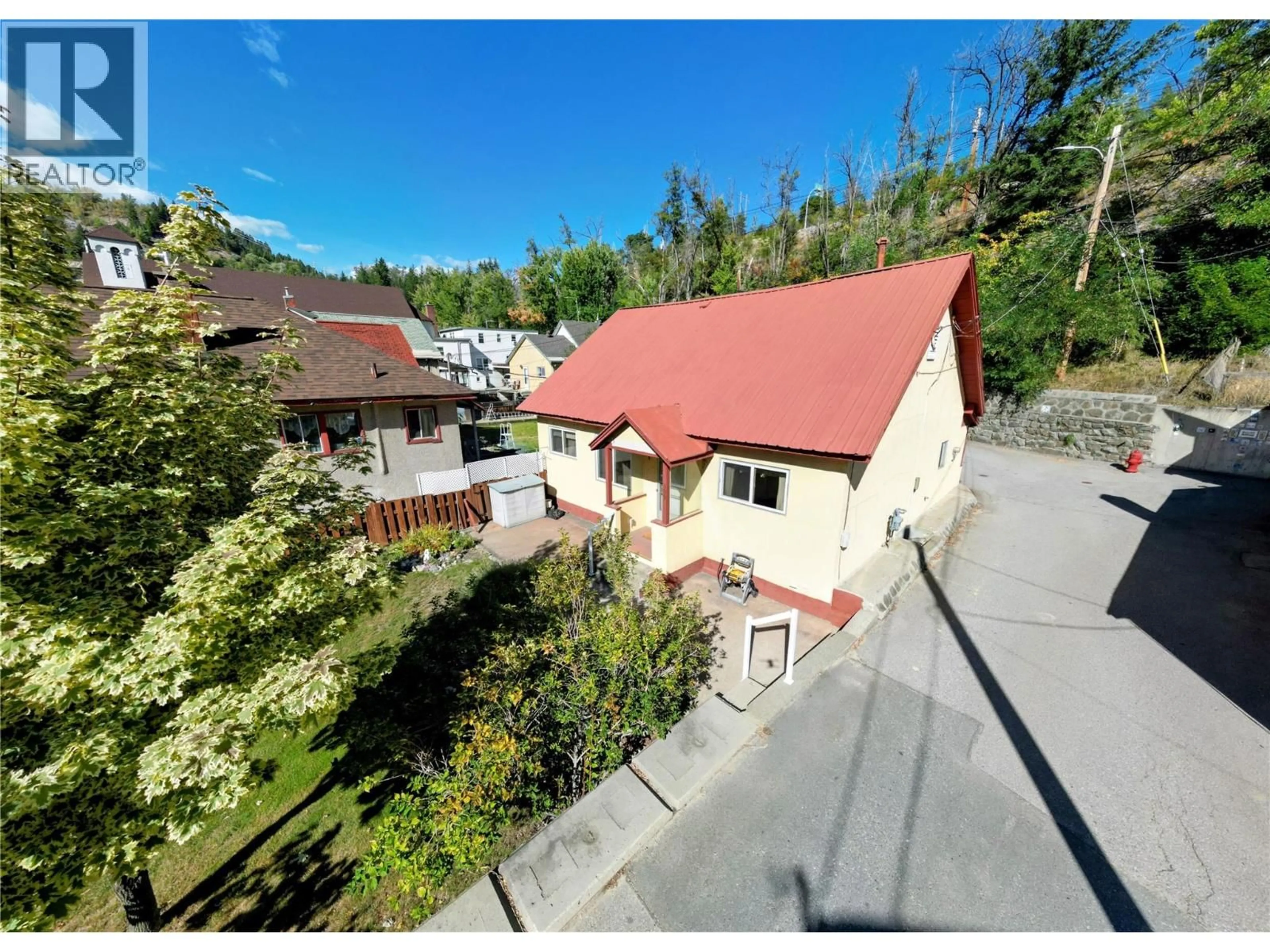A pic from outside/outdoor area/front of a property/back of a property/a pic from drone, street for 399 ROSSLAND AVENUE, Trail British Columbia V1R3M9