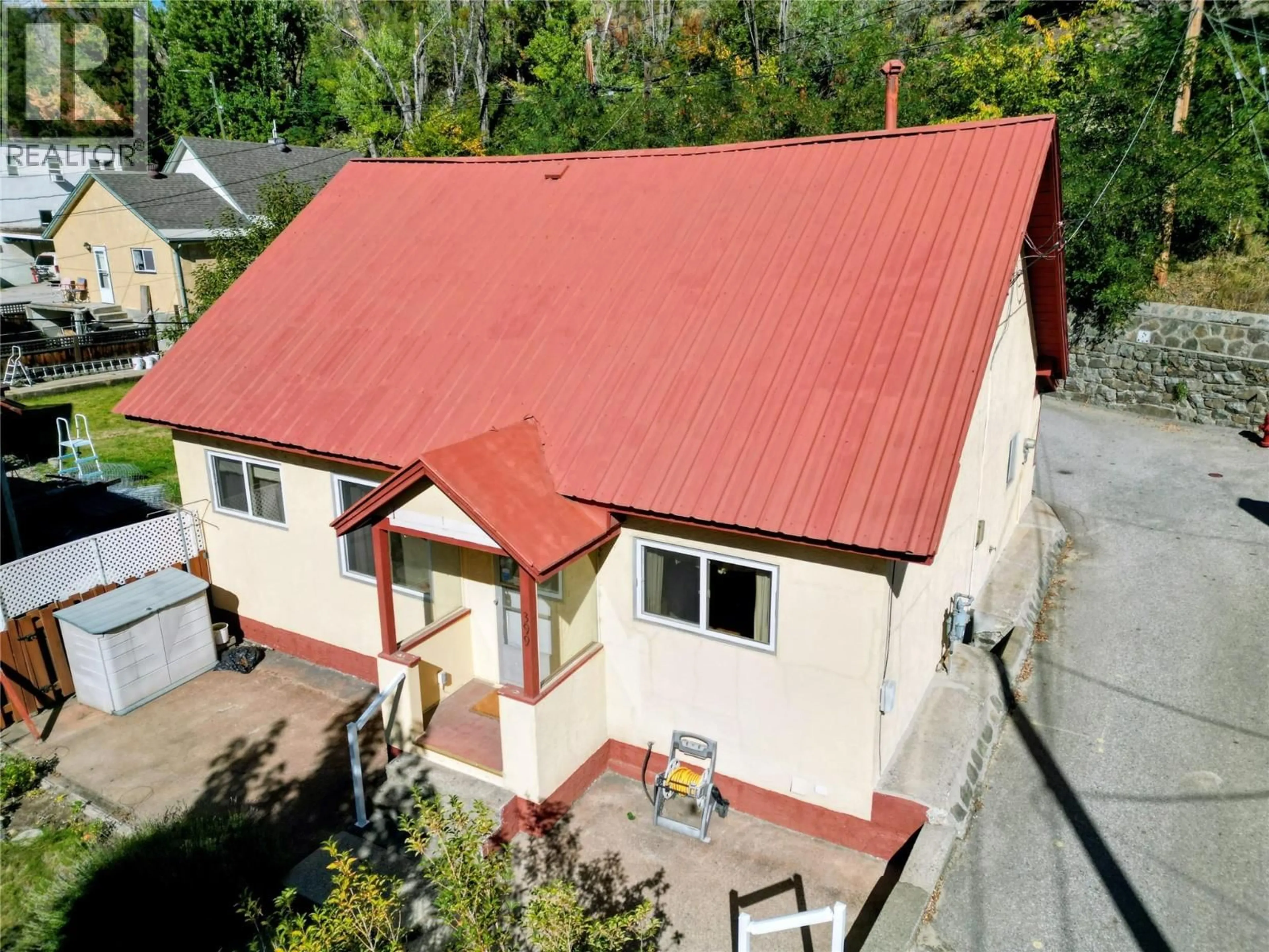 A pic from outside/outdoor area/front of a property/back of a property/a pic from drone, building for 399 ROSSLAND AVENUE, Trail British Columbia V1R3M9
