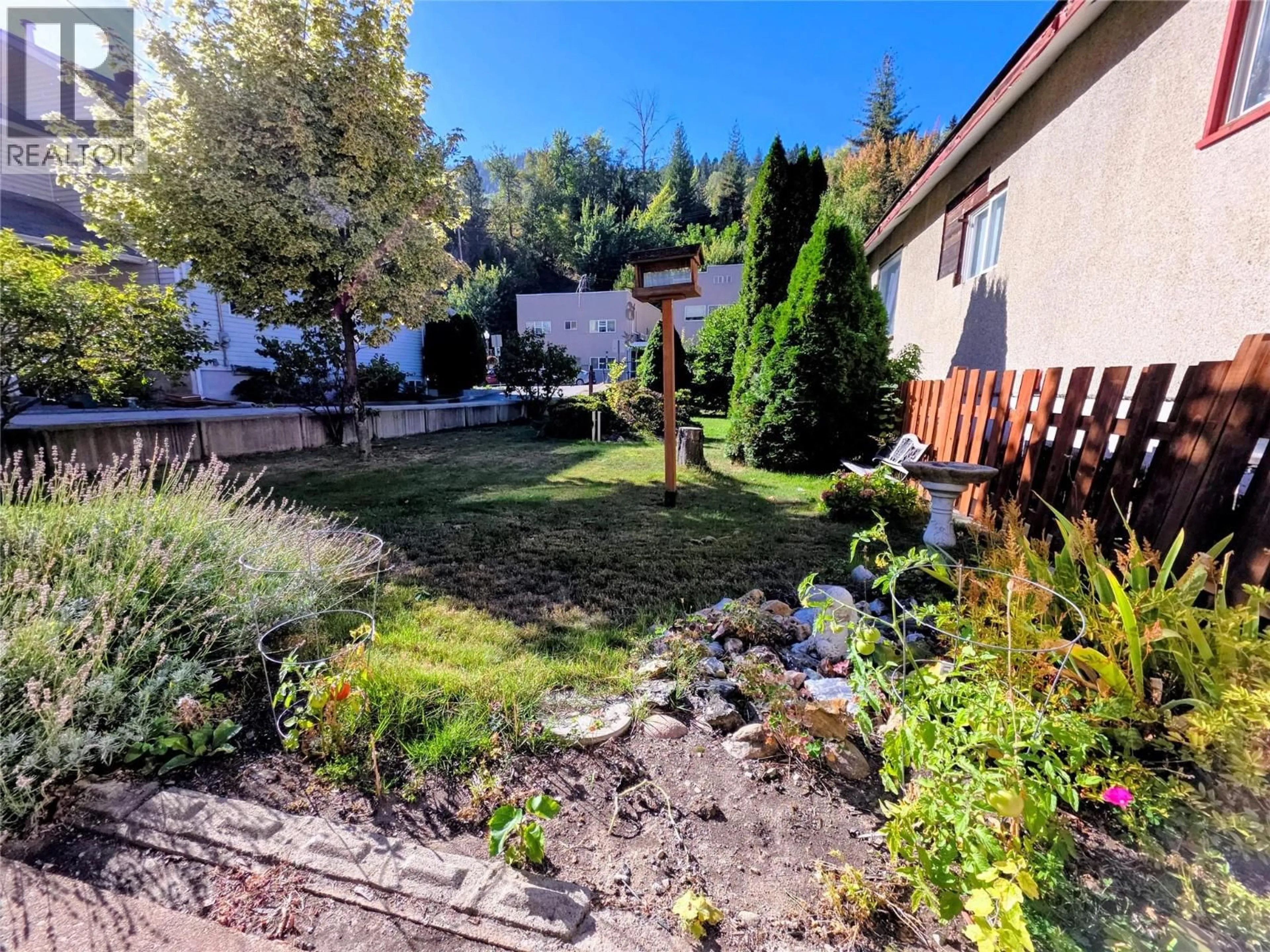 A pic from outside/outdoor area/front of a property/back of a property/a pic from drone, unknown for 399 ROSSLAND AVENUE, Trail British Columbia V1R3M9