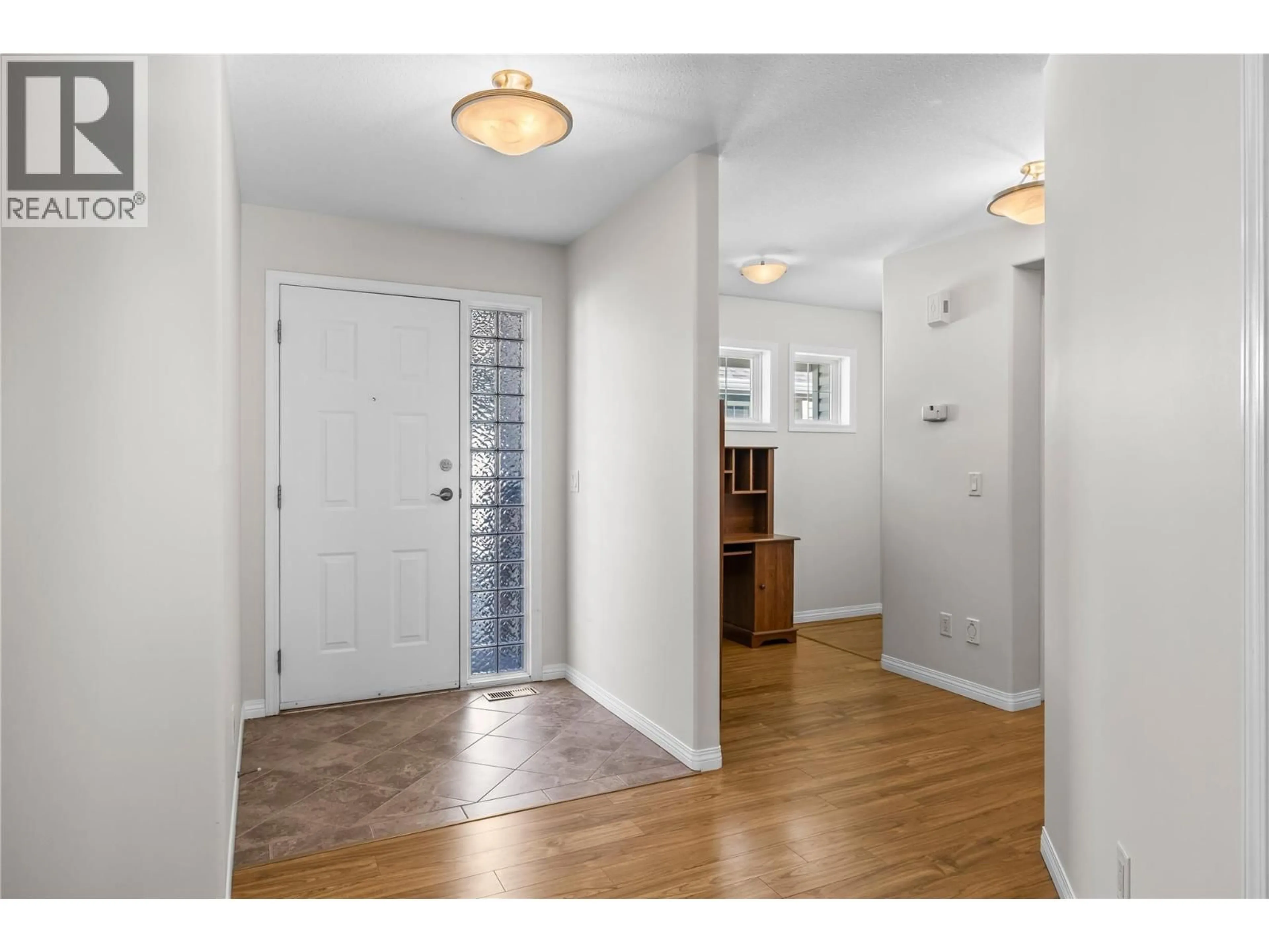 Indoor entryway for 104 - 1188 HOUGHTON ROAD, Kelowna British Columbia V1X2C9