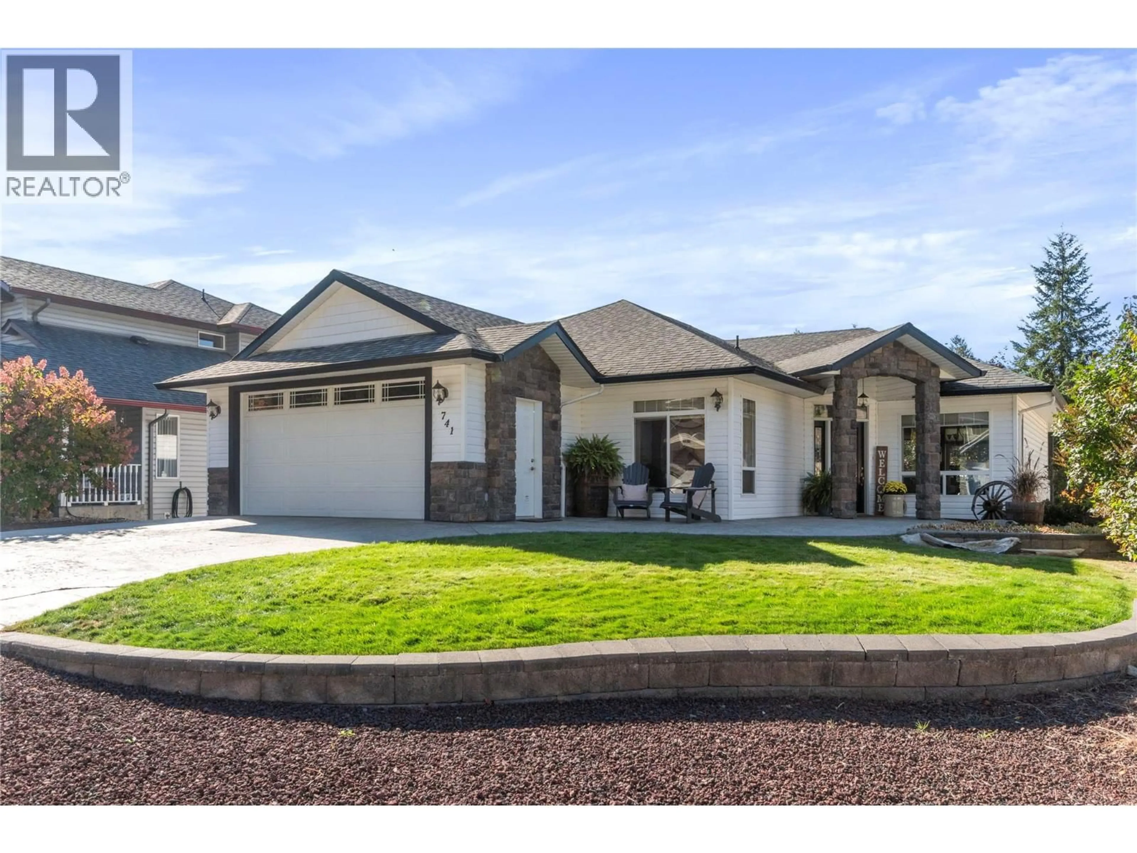 Home with vinyl exterior material, street for 741 37 STREET SOUTHEAST, Salmon Arm British Columbia V1E3M2