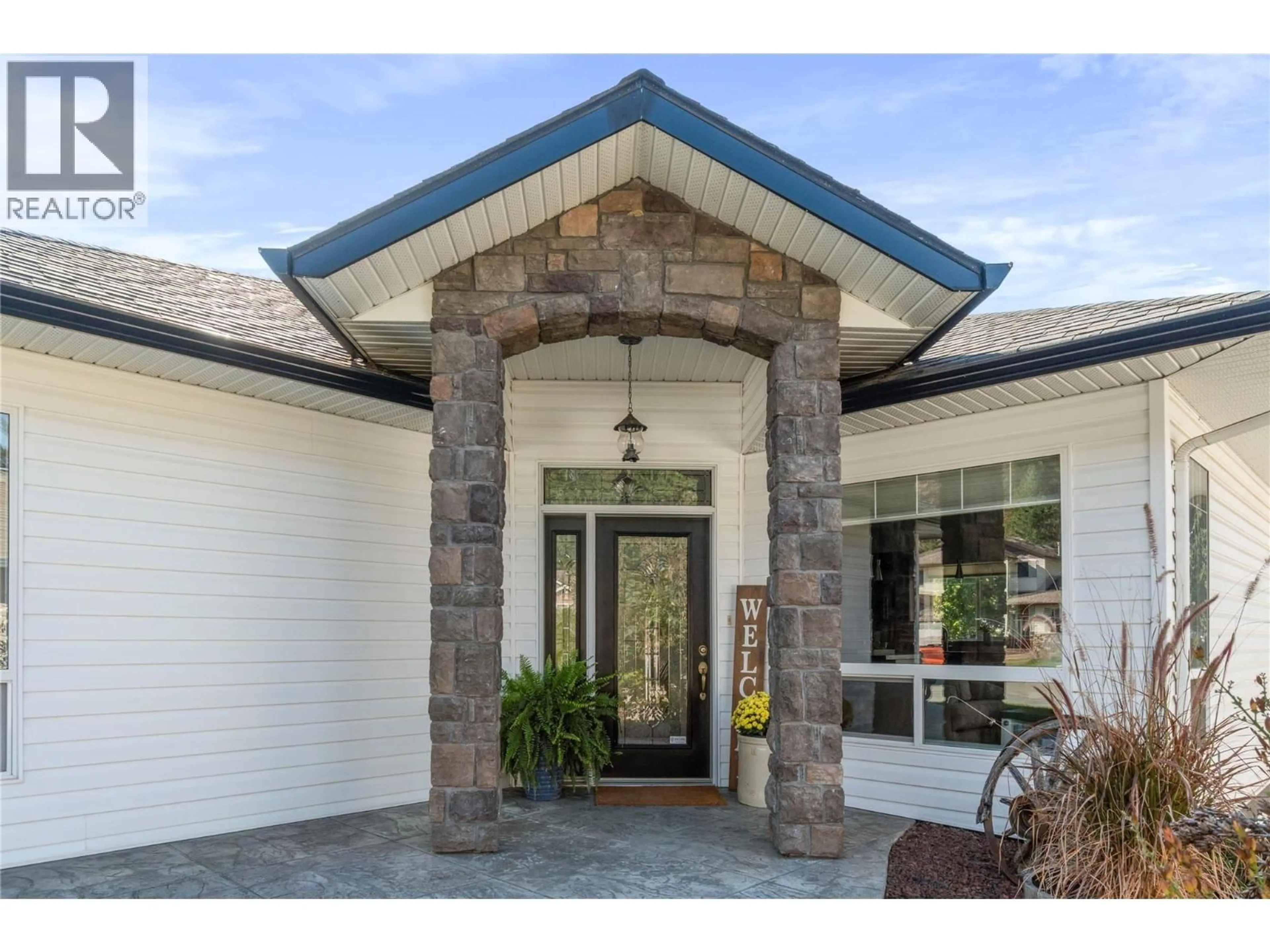 Indoor entryway for 741 37 STREET SOUTHEAST, Salmon Arm British Columbia V1E3M2