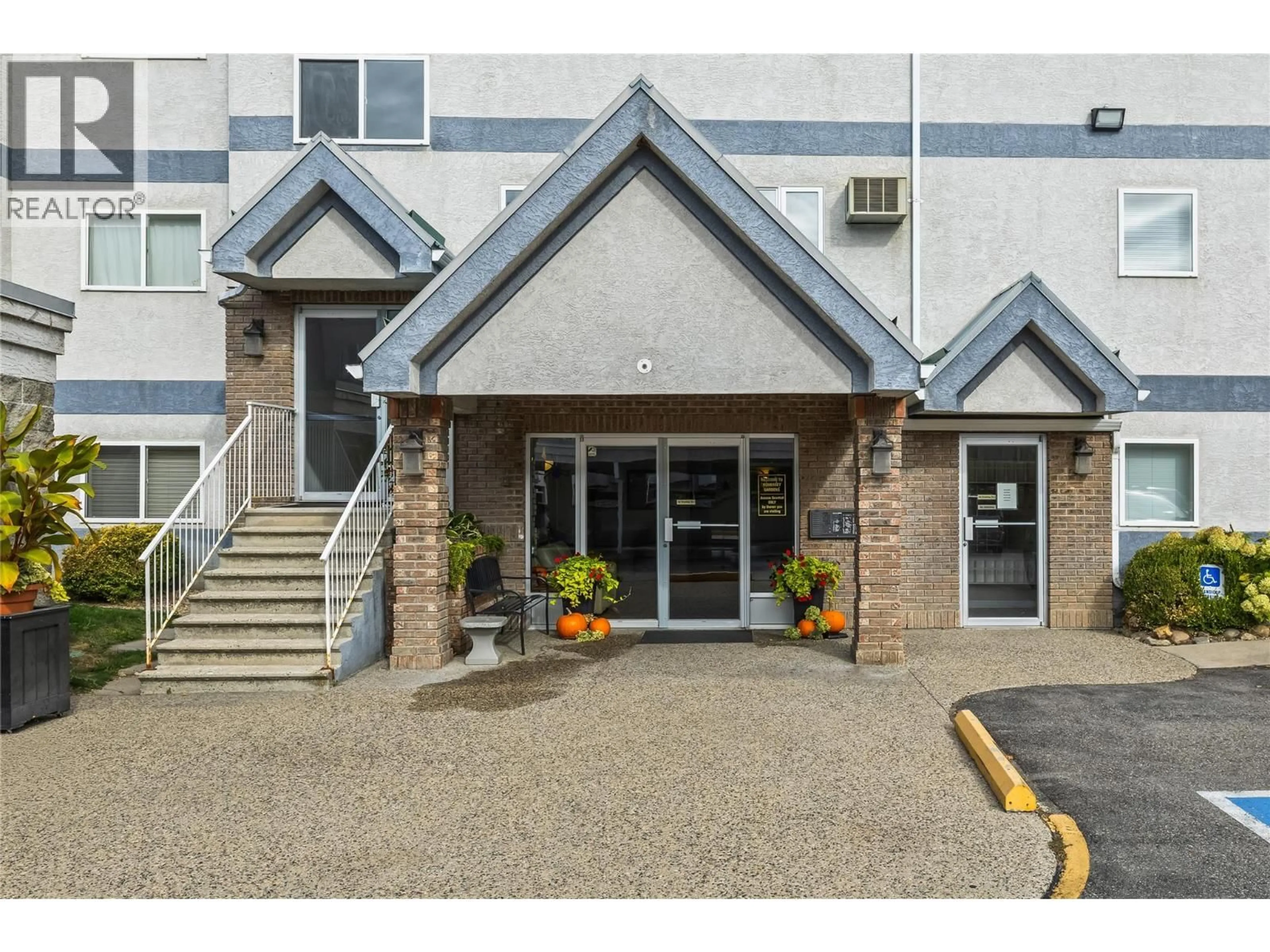 Indoor foyer for 205 - 200 HOLLYWOOD ROAD, Kelowna British Columbia V1X6Y9