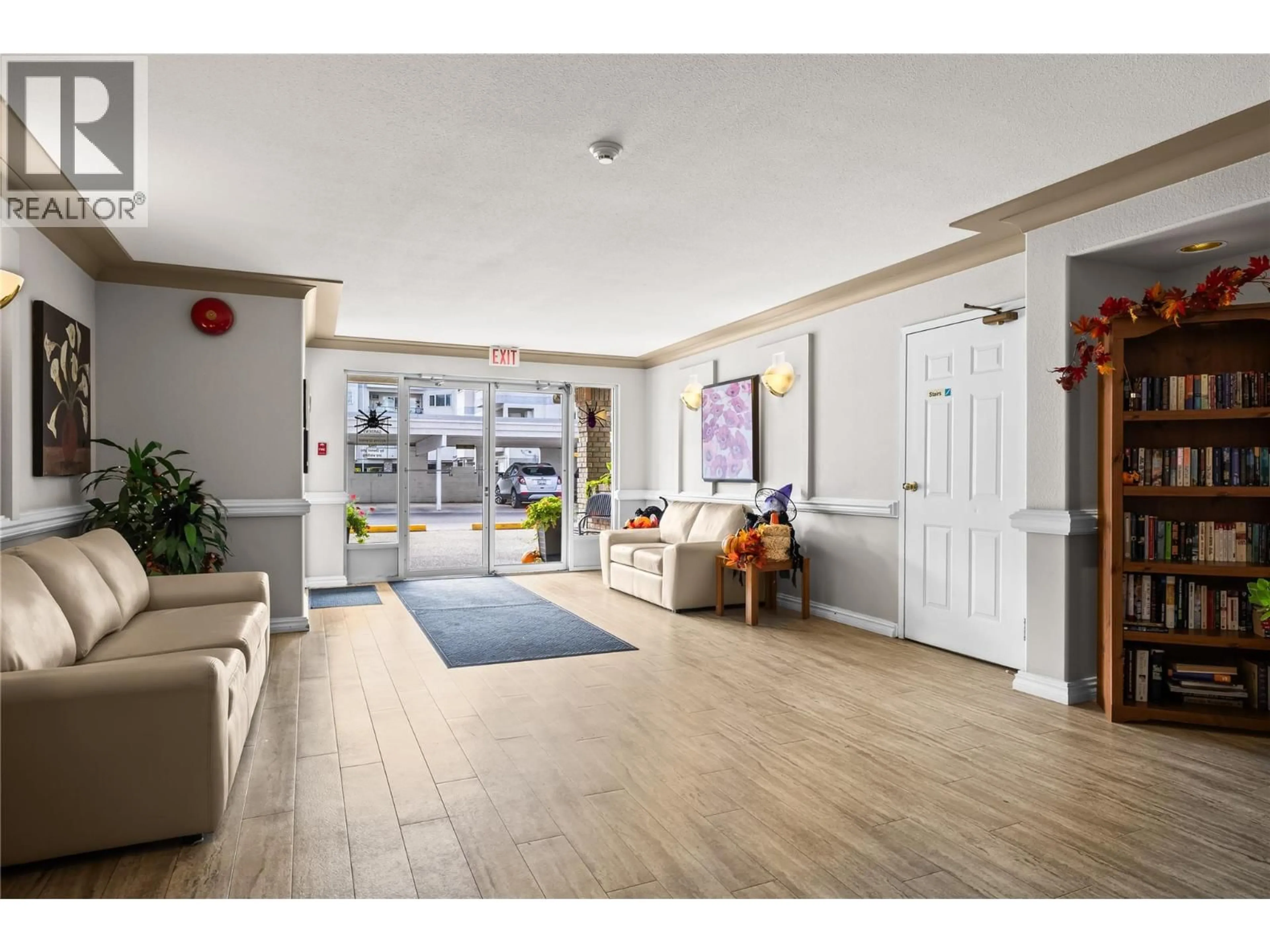 Indoor foyer for 205 - 200 HOLLYWOOD ROAD, Kelowna British Columbia V1X6Y9