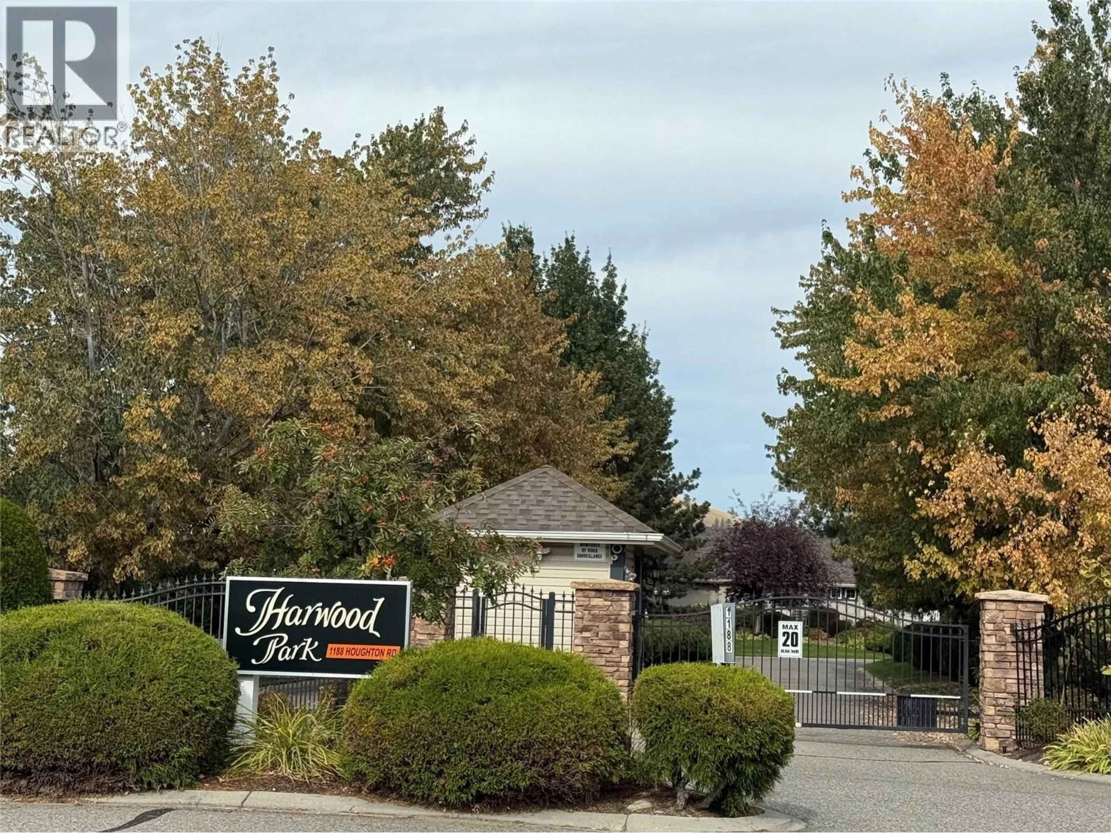 Indoor foyer for 114 - 1188 HOUGHTON ROAD, Kelowna British Columbia V1X2C9