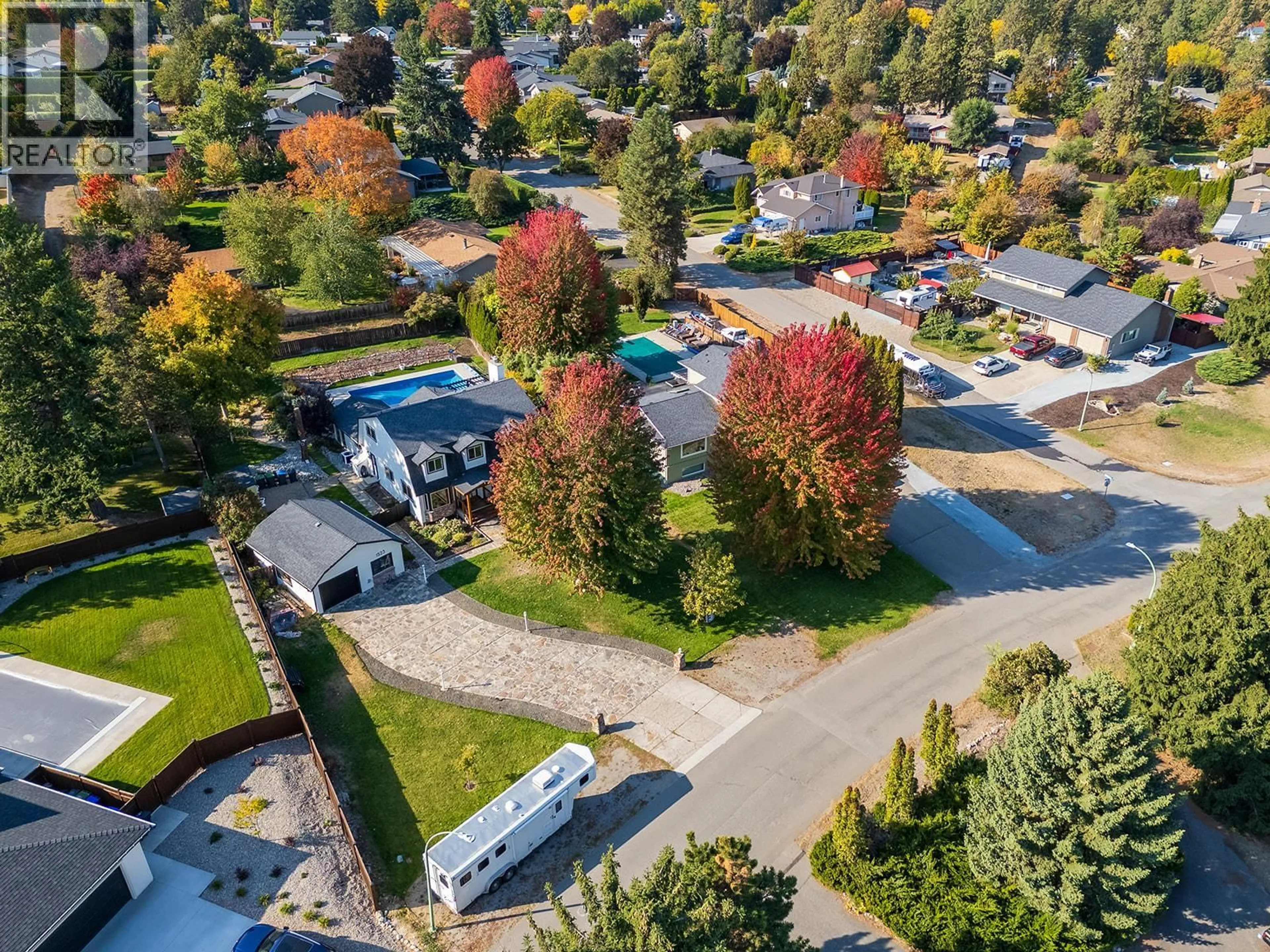 A pic from outside/outdoor area/front of a property/back of a property/a pic from drone, street for 1523 MISSION RIDGE DRIVE, Kelowna British Columbia V1W3A9