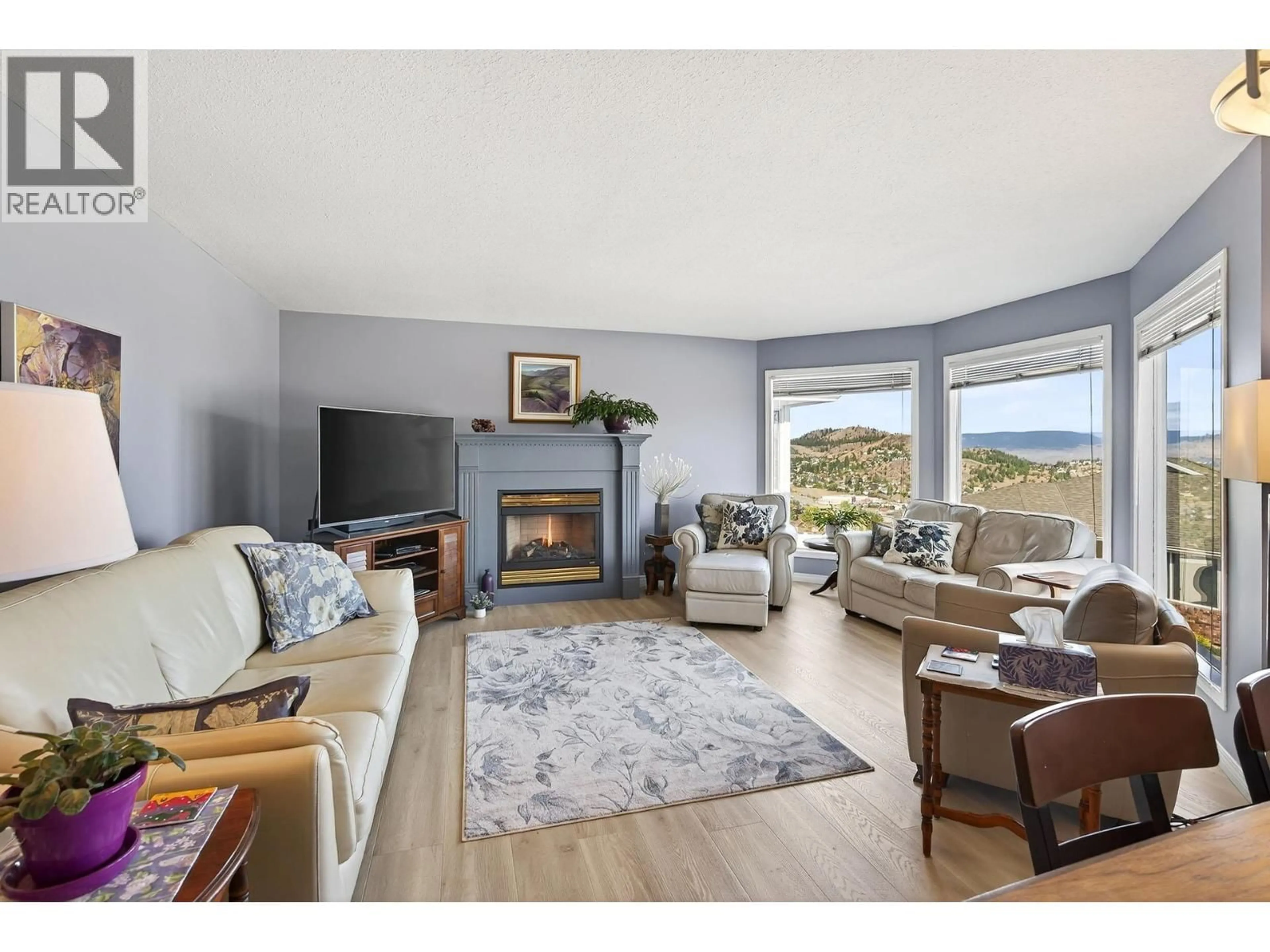 Living room with furniture, wood/laminate floor for 33 - 2030 VAN HORNE DRIVE, Kamloops British Columbia V1S1P6