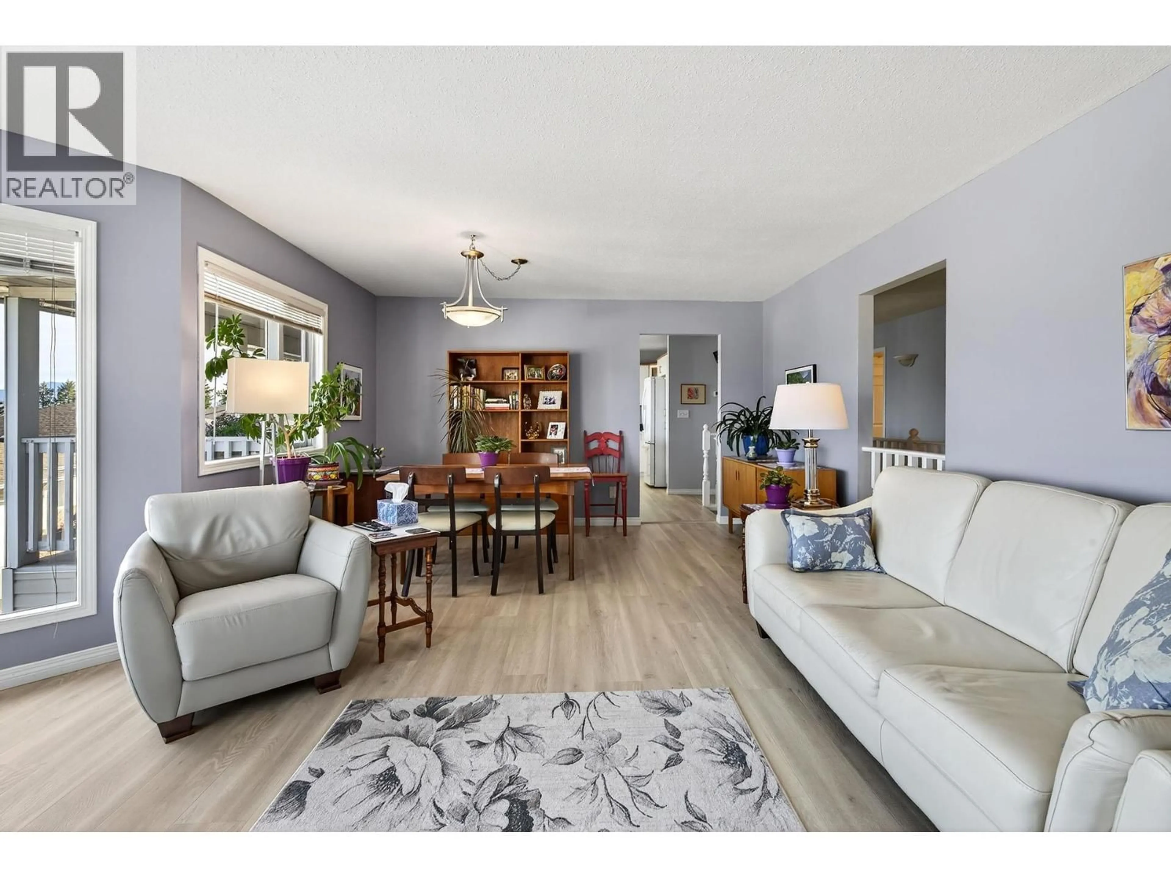 Living room with furniture, wood/laminate floor for 33 - 2030 VAN HORNE DRIVE, Kamloops British Columbia V1S1P6