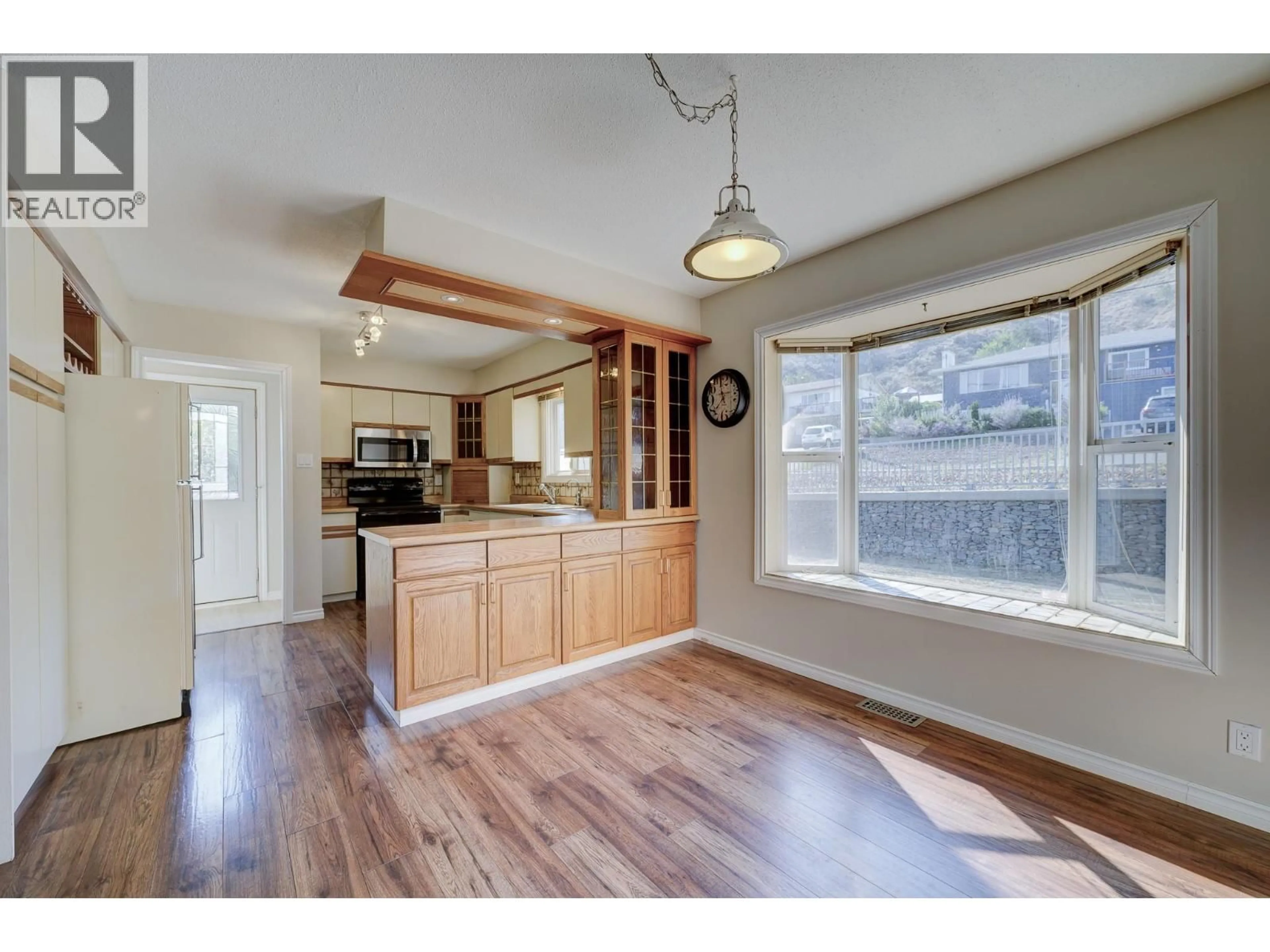 Open concept kitchen, wood/laminate floor for 880 WOODHAVEN DRIVE, Kamloops British Columbia V2B6E5