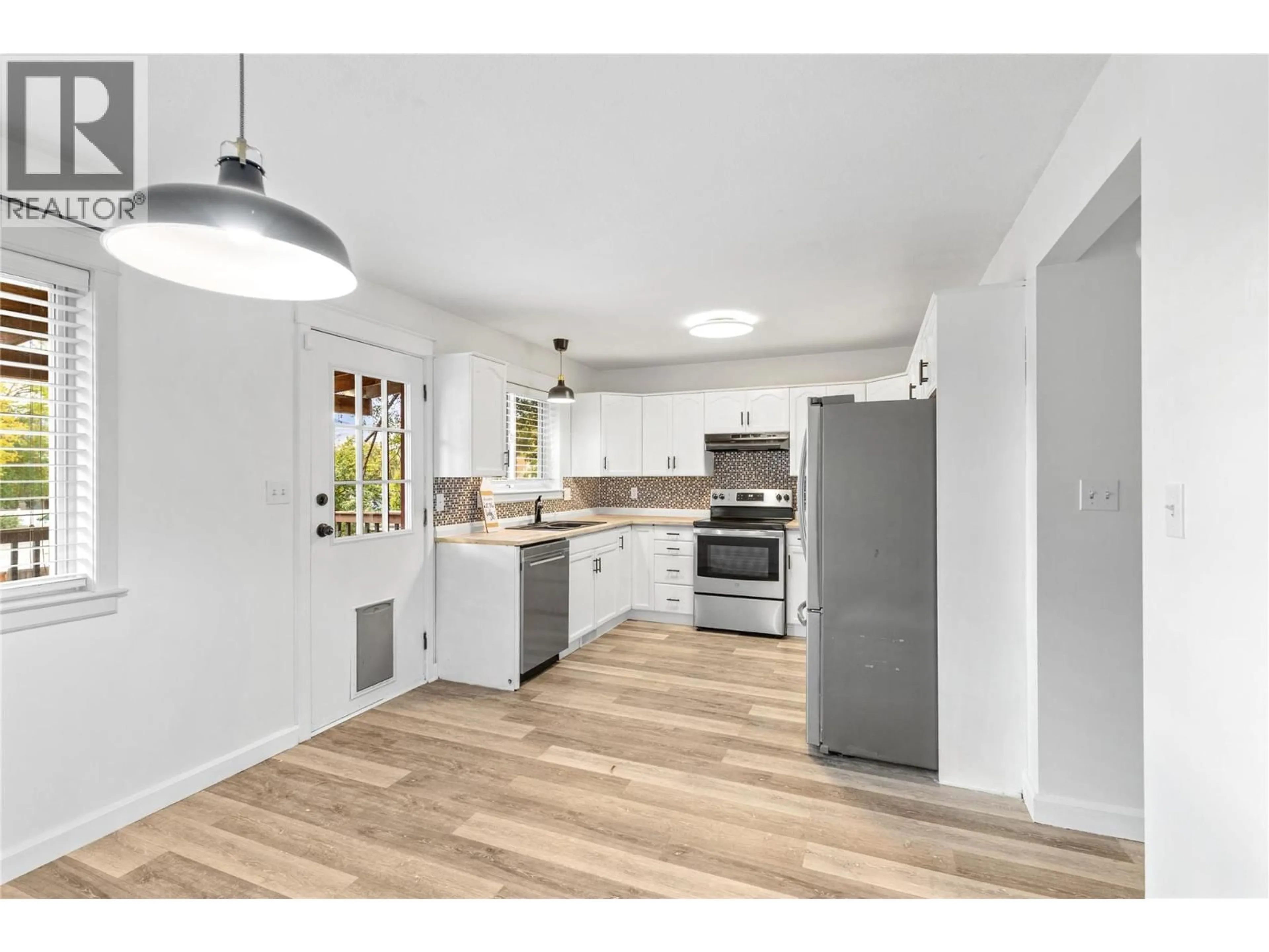 Open concept kitchen, unknown for 6973 CUMMINS ROAD, Vernon British Columbia V1H1X9