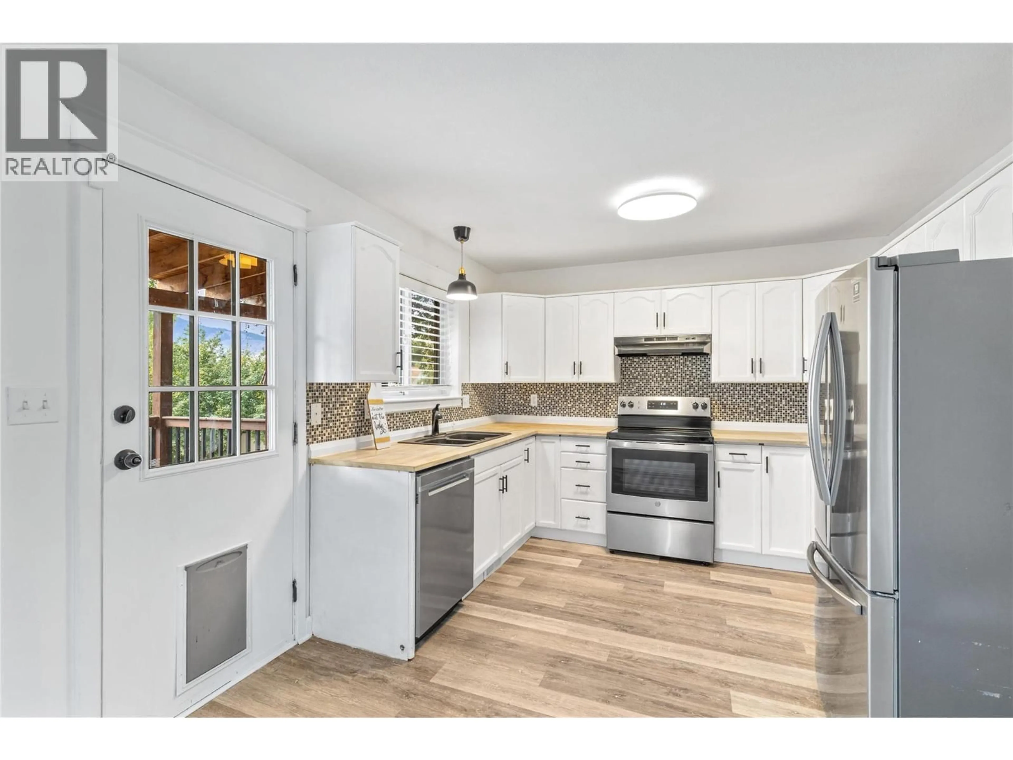 Open concept kitchen, ceramic/tile floor for 6973 CUMMINS ROAD, Vernon British Columbia V1H1X9