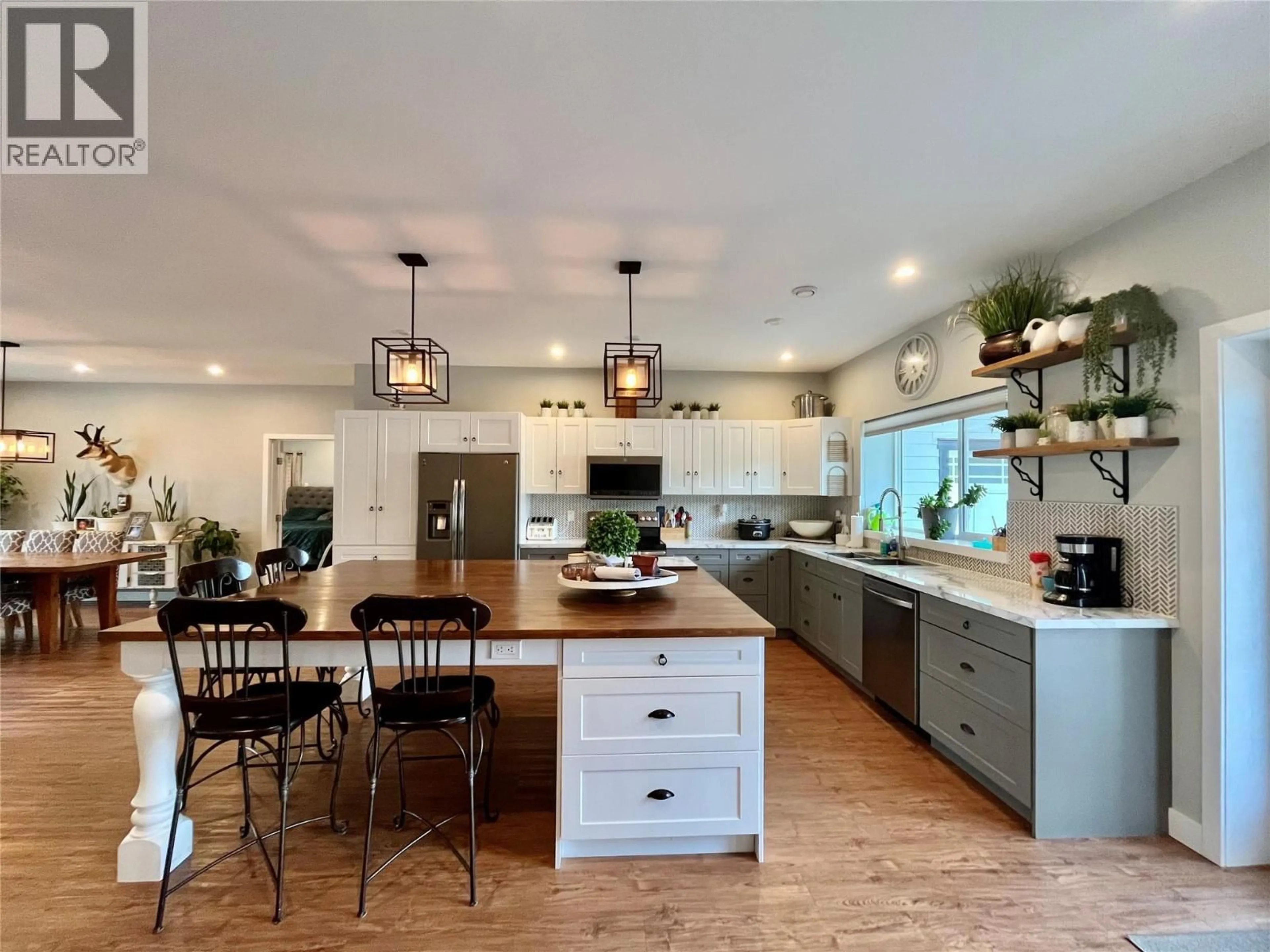 Open concept kitchen, unknown for 207 COTSWOLD ROAD, Nakusp British Columbia V0G1R1