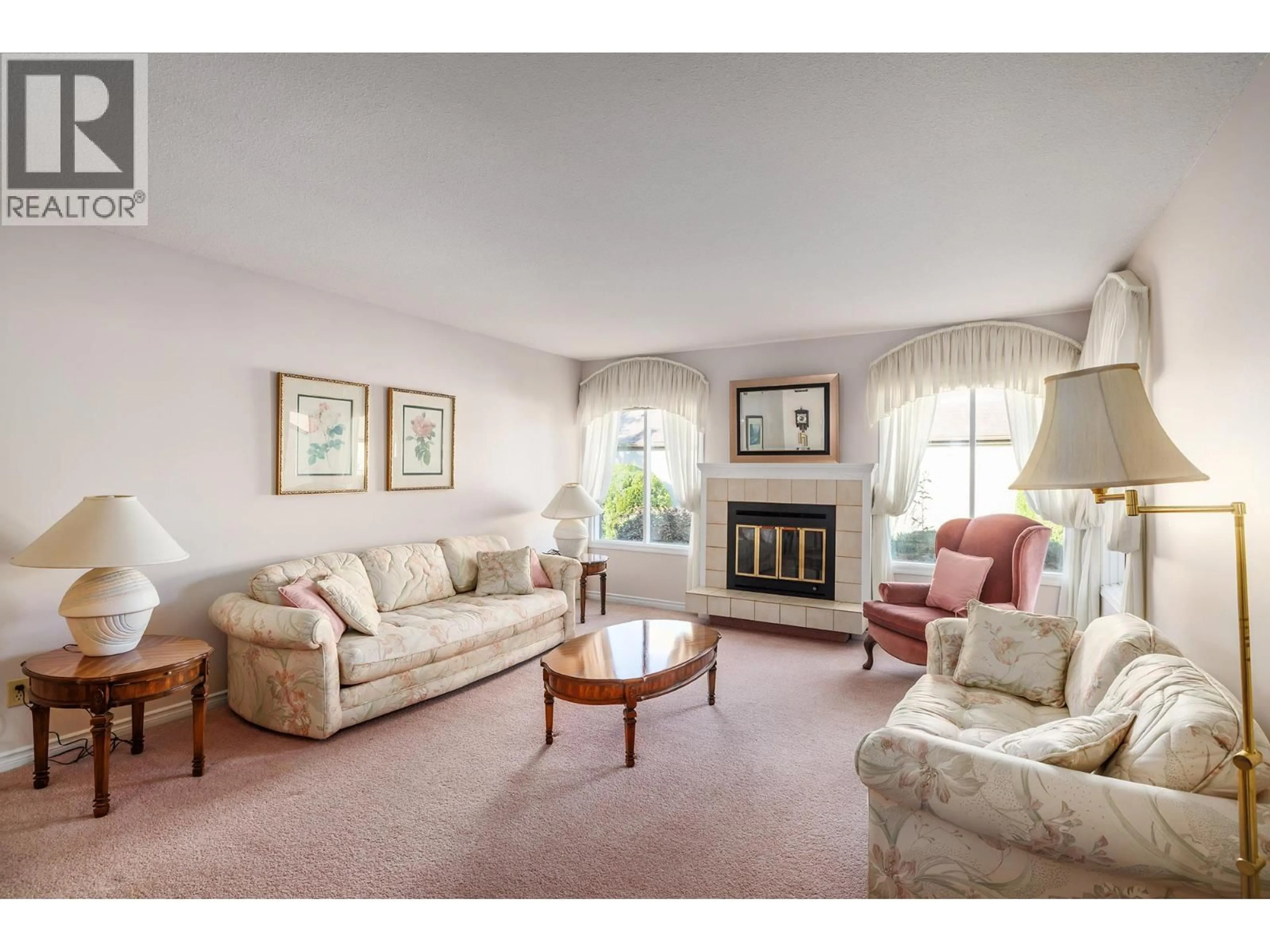Living room with furniture, unknown for 9 - 2200 GORDON DRIVE, Kelowna British Columbia V1Y8Y7