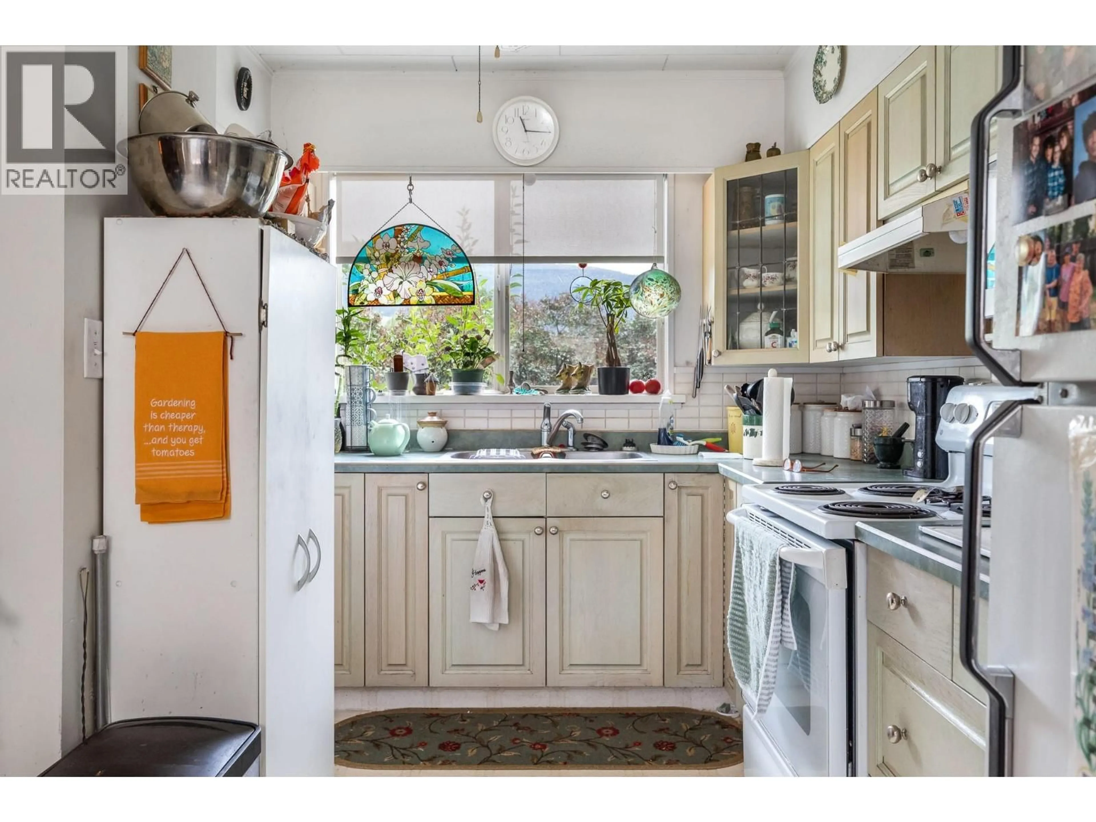 Standard kitchen, ceramic/tile floor for 8609 ABERDEEN ROAD, Coldstream British Columbia V1B2L8