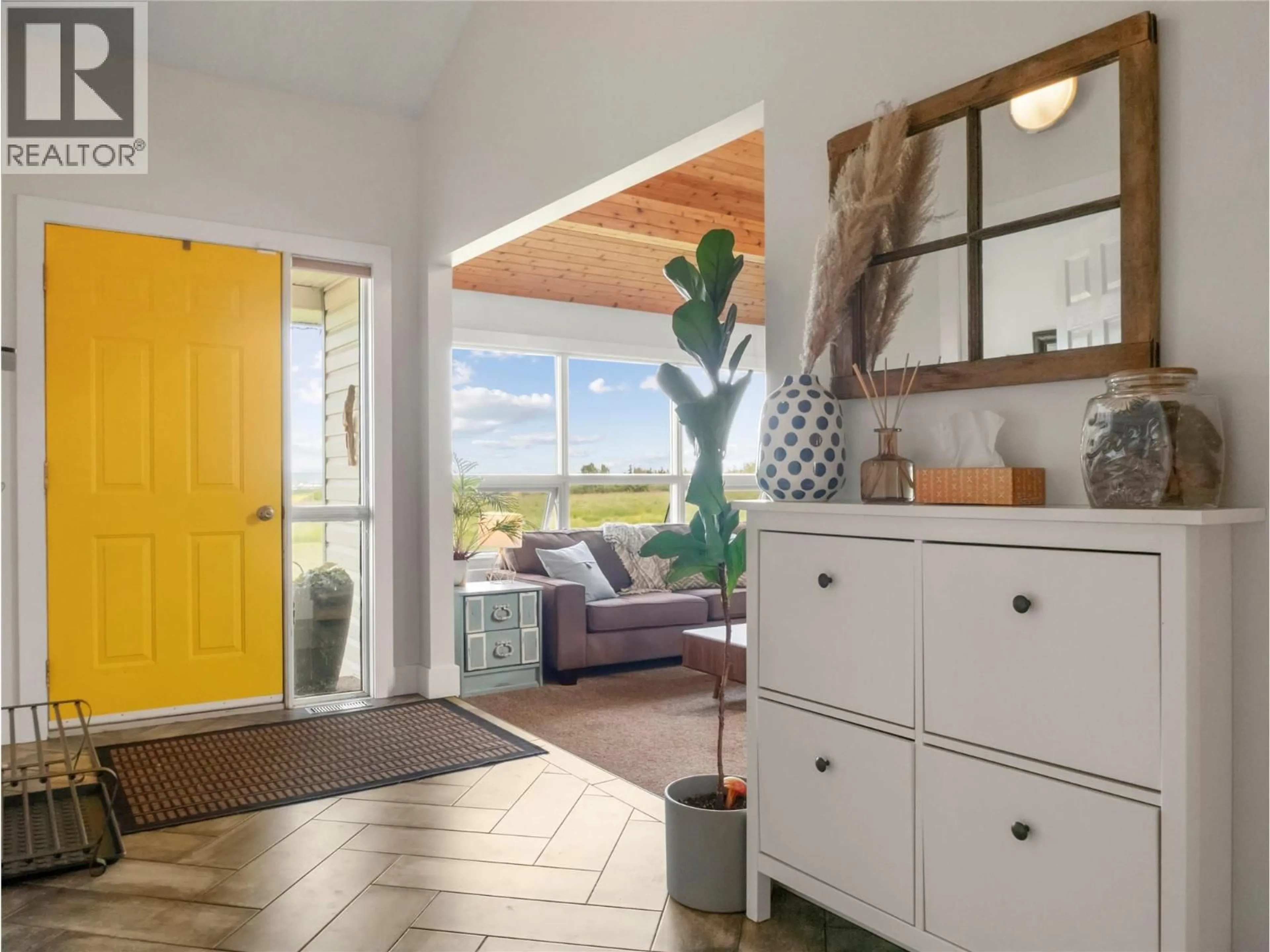 Indoor entryway for 3443 210 ROAD, Dawson Creek British Columbia V1G0C2