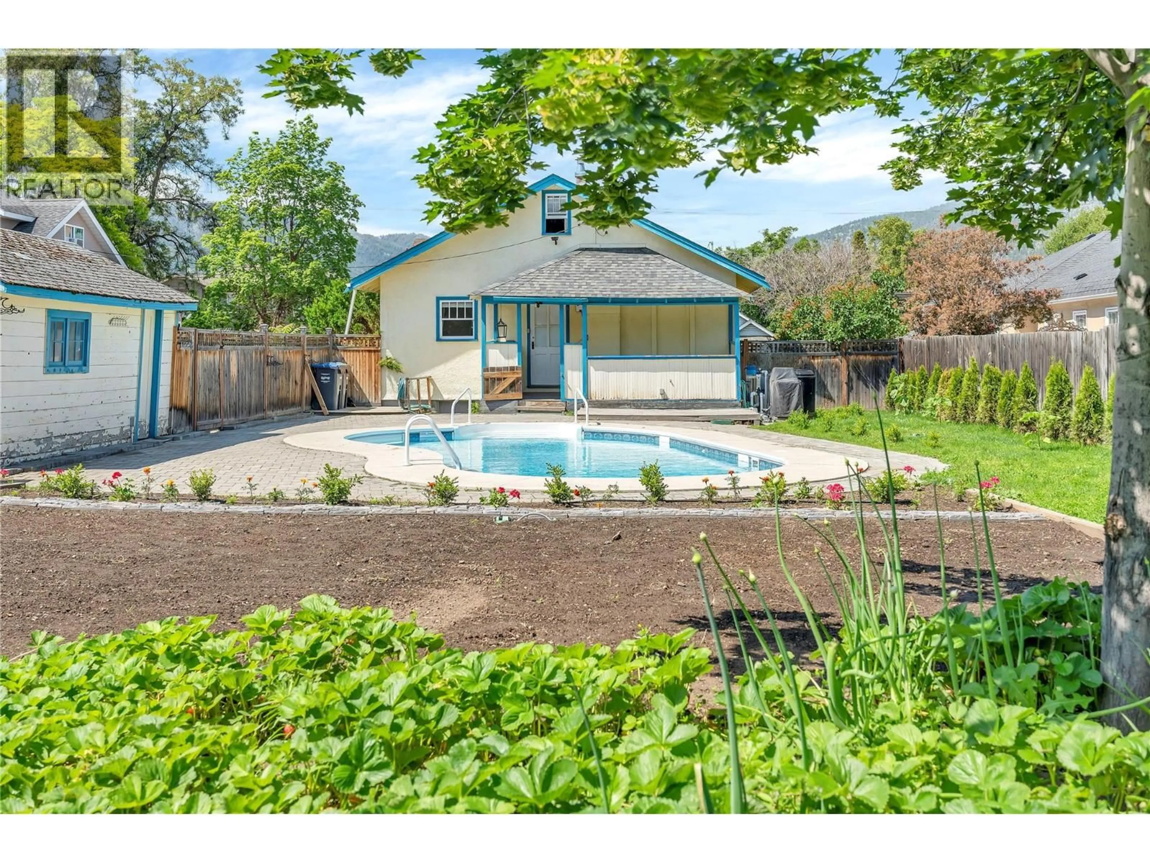 Pool for 626 WINNIPEG STREET, Penticton British Columbia V2A5M9